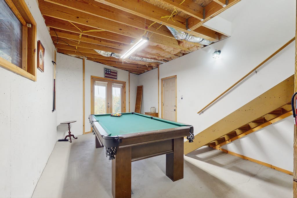 🏞️ 𝗪𝗼𝗼𝗱𝗹𝗮𝗻𝗱 𝗖𝗵𝗮𝗹𝗲𝘁
Unwind in this unique Sevierville cabin with stunning Smoky Mountain views, Sleeps 6 with 3 bedrooms, loft-style primary suite, hot tub, game room with pool table, fireplace, chef’s kitchen, smart TV, and fast WiFi. Peaceful, smoke-free, pet-free retreat near Pigeon Forge, Gatlinburg, and top Smoky Mountain attractions. Perfect for families and mountain getaways.
