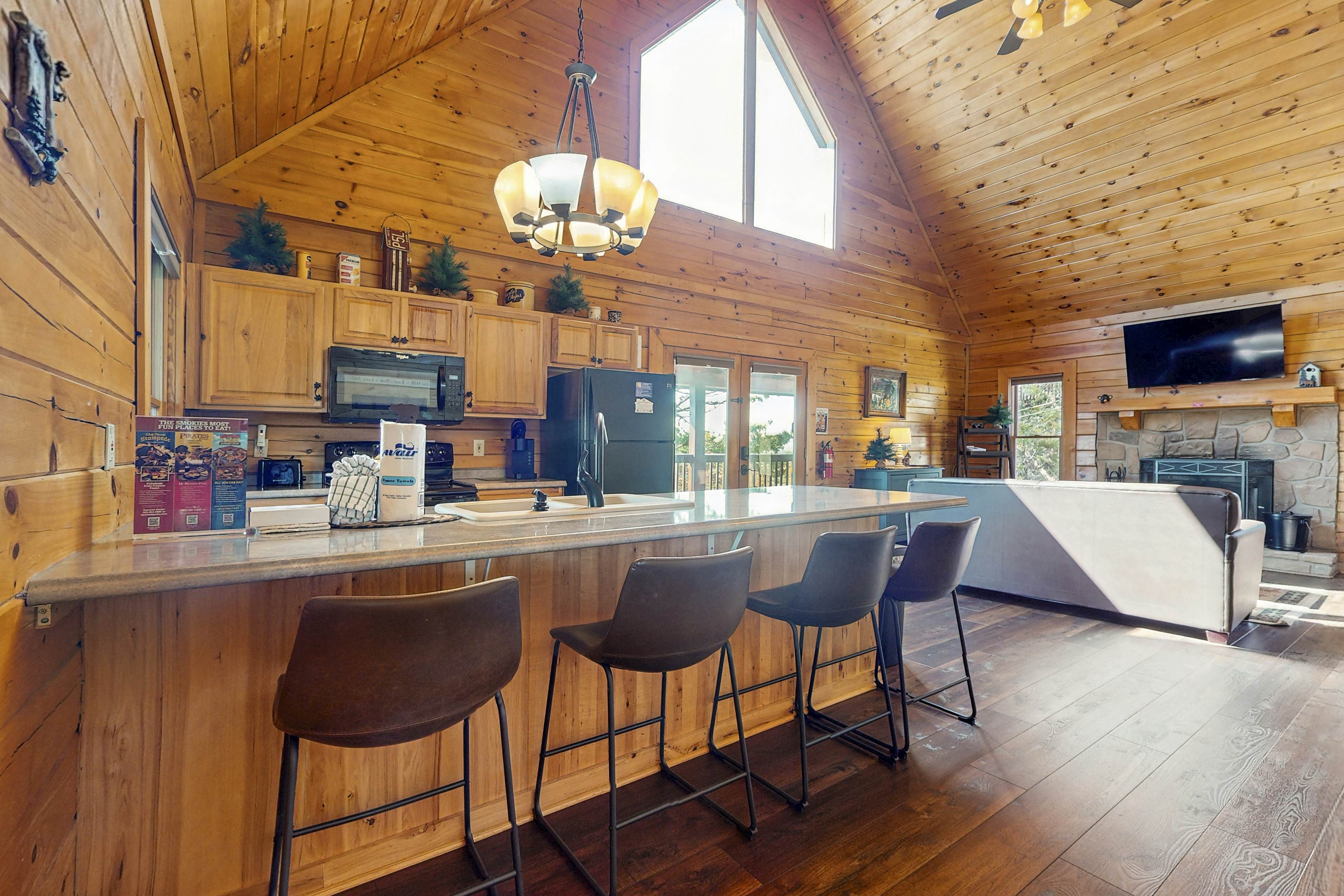 Adorable cabin with beautiful views, hot tub, community pool, and Wi-Fi