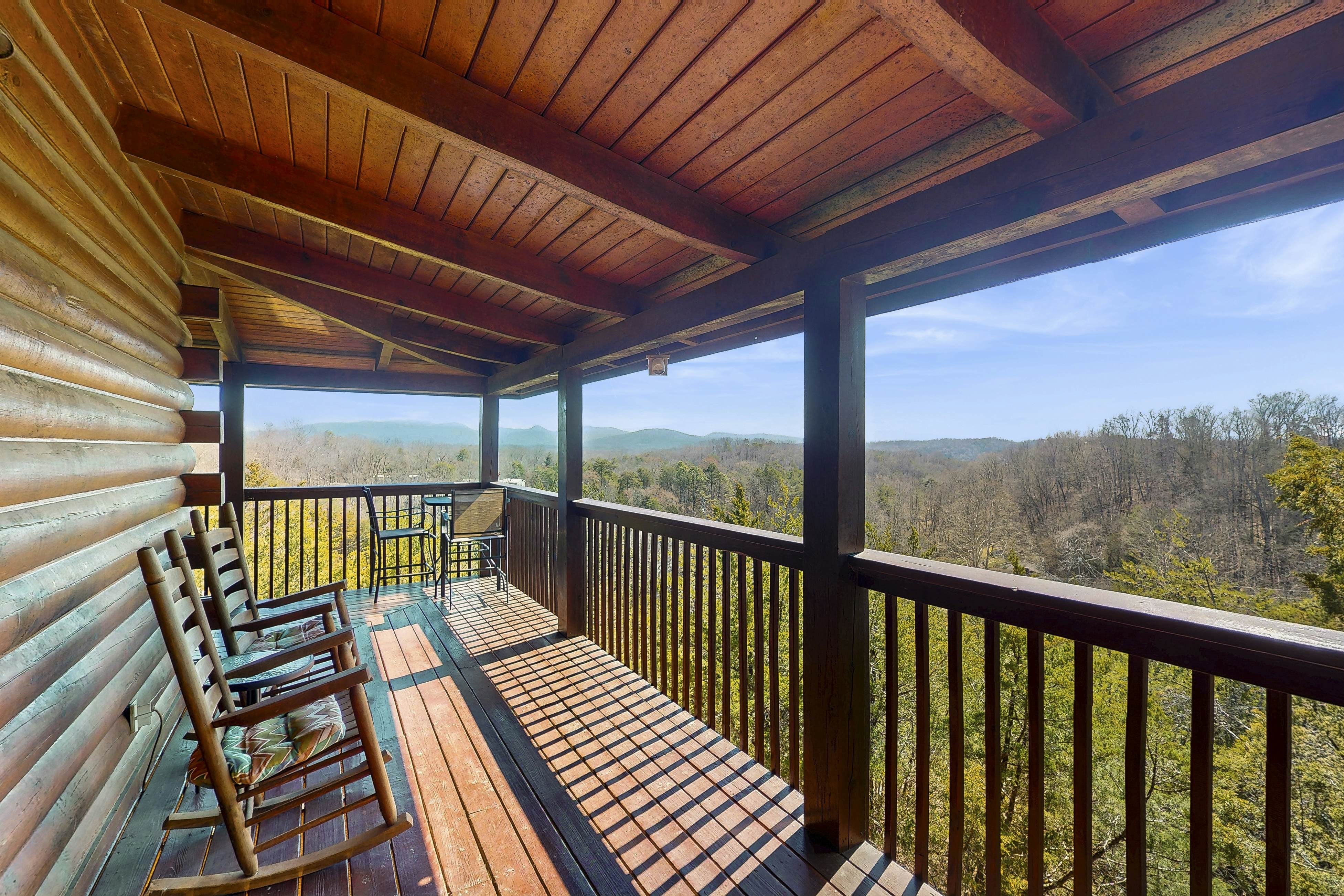 Adorable cabin with beautiful views, hot tub, community pool, and Wi-Fi