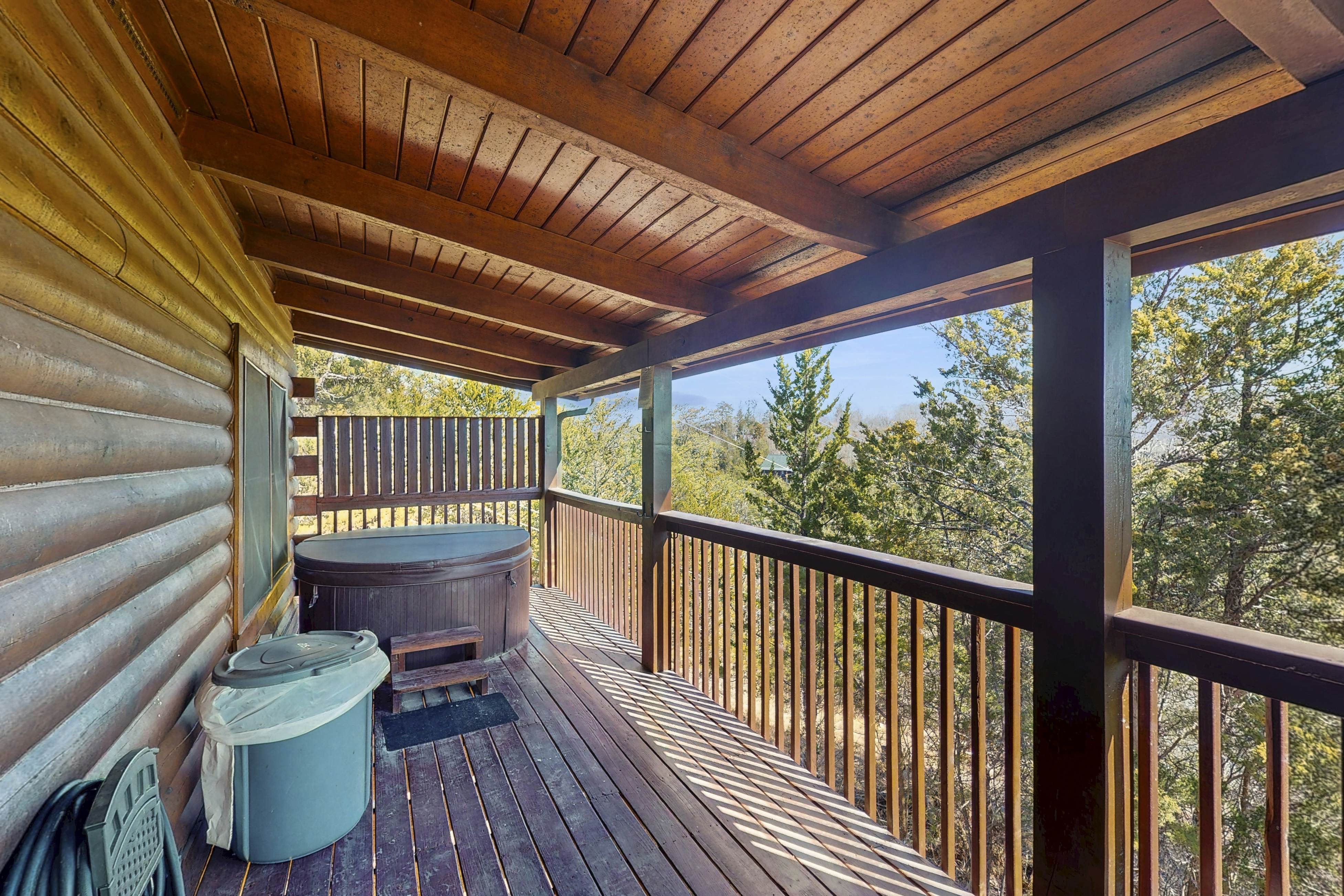 Adorable cabin with beautiful views, hot tub, community pool, and Wi-Fi