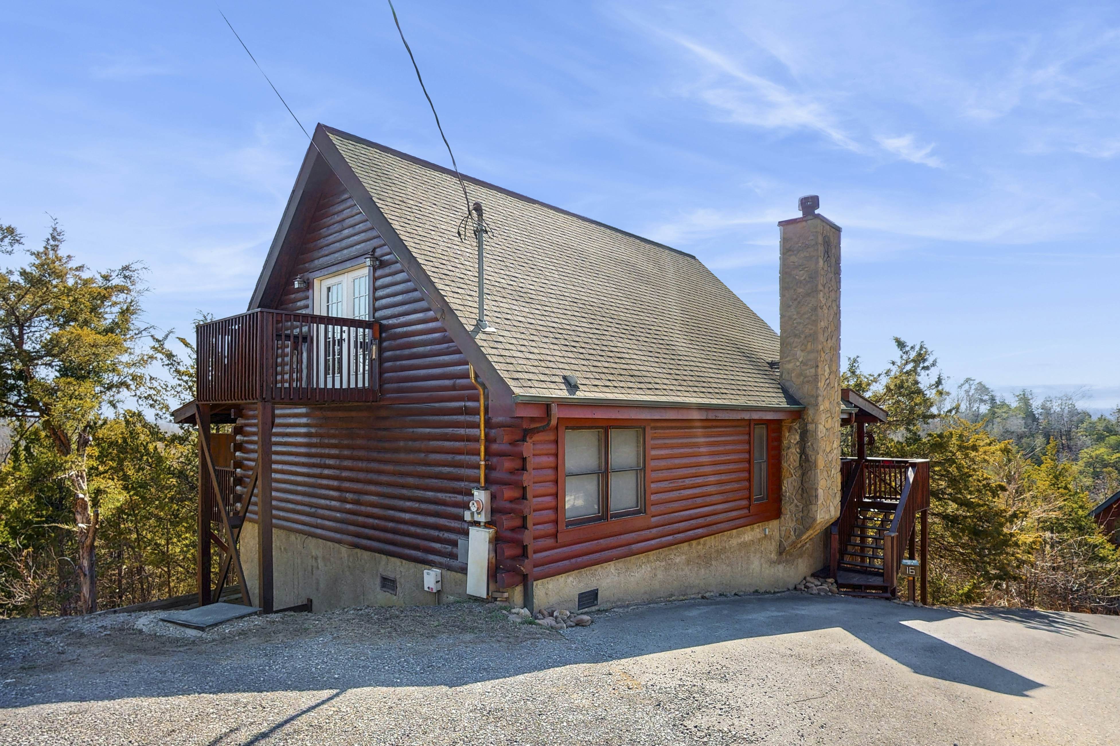Adorable cabin with beautiful views, hot tub, community pool, and Wi-Fi