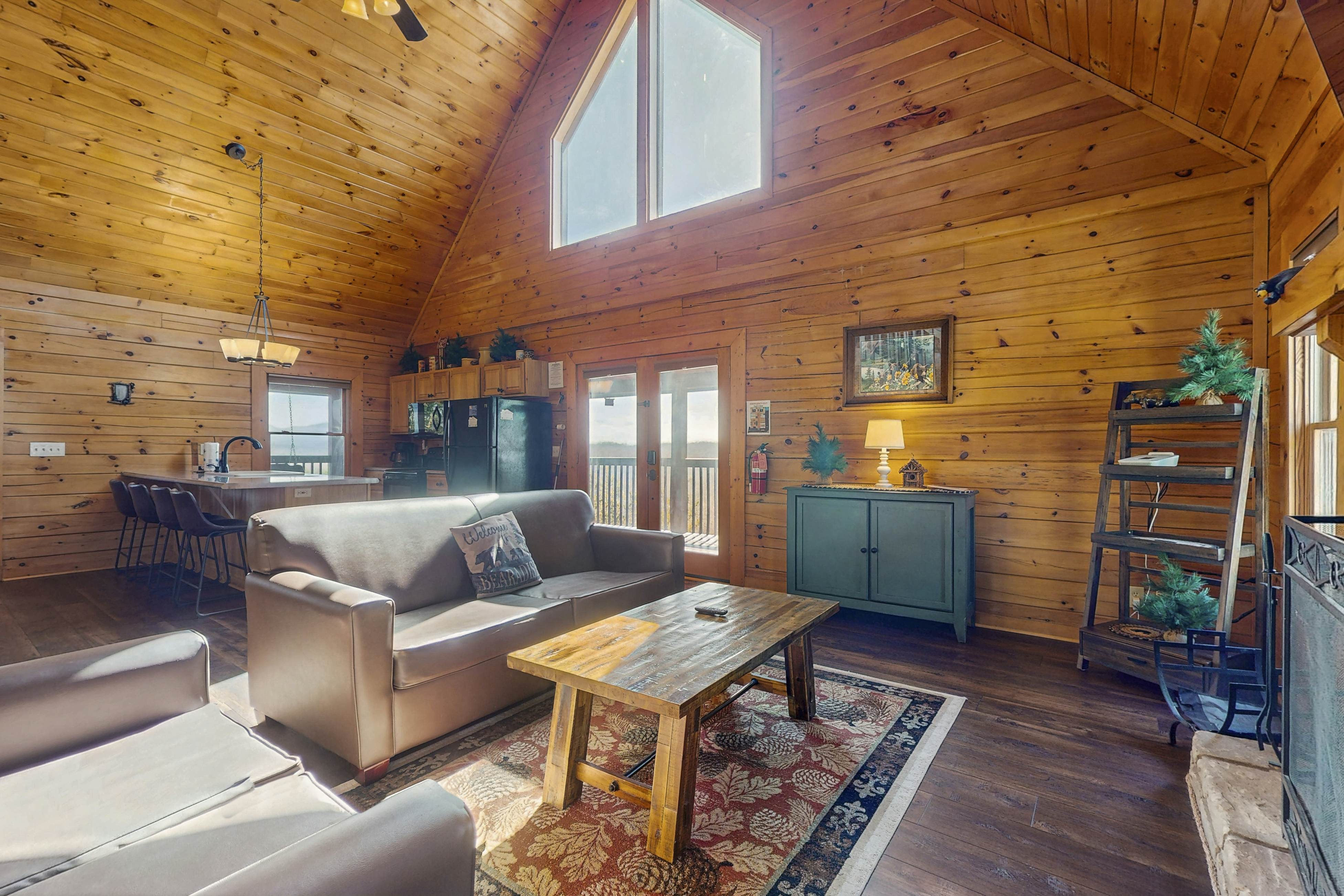 Adorable cabin with beautiful views, hot tub, community pool, and Wi-Fi
