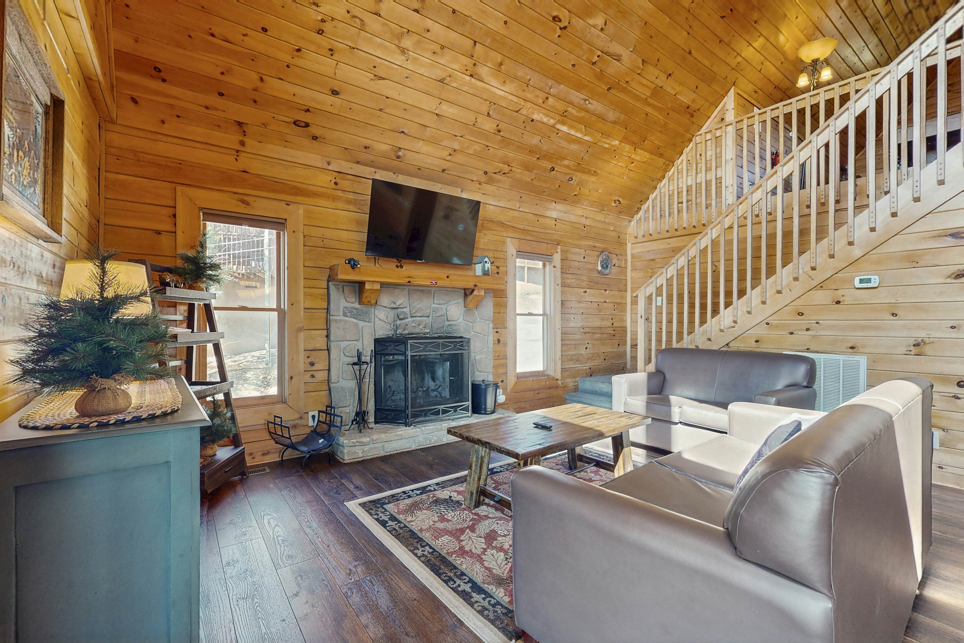 Adorable cabin with beautiful views, hot tub, community pool, and Wi-Fi