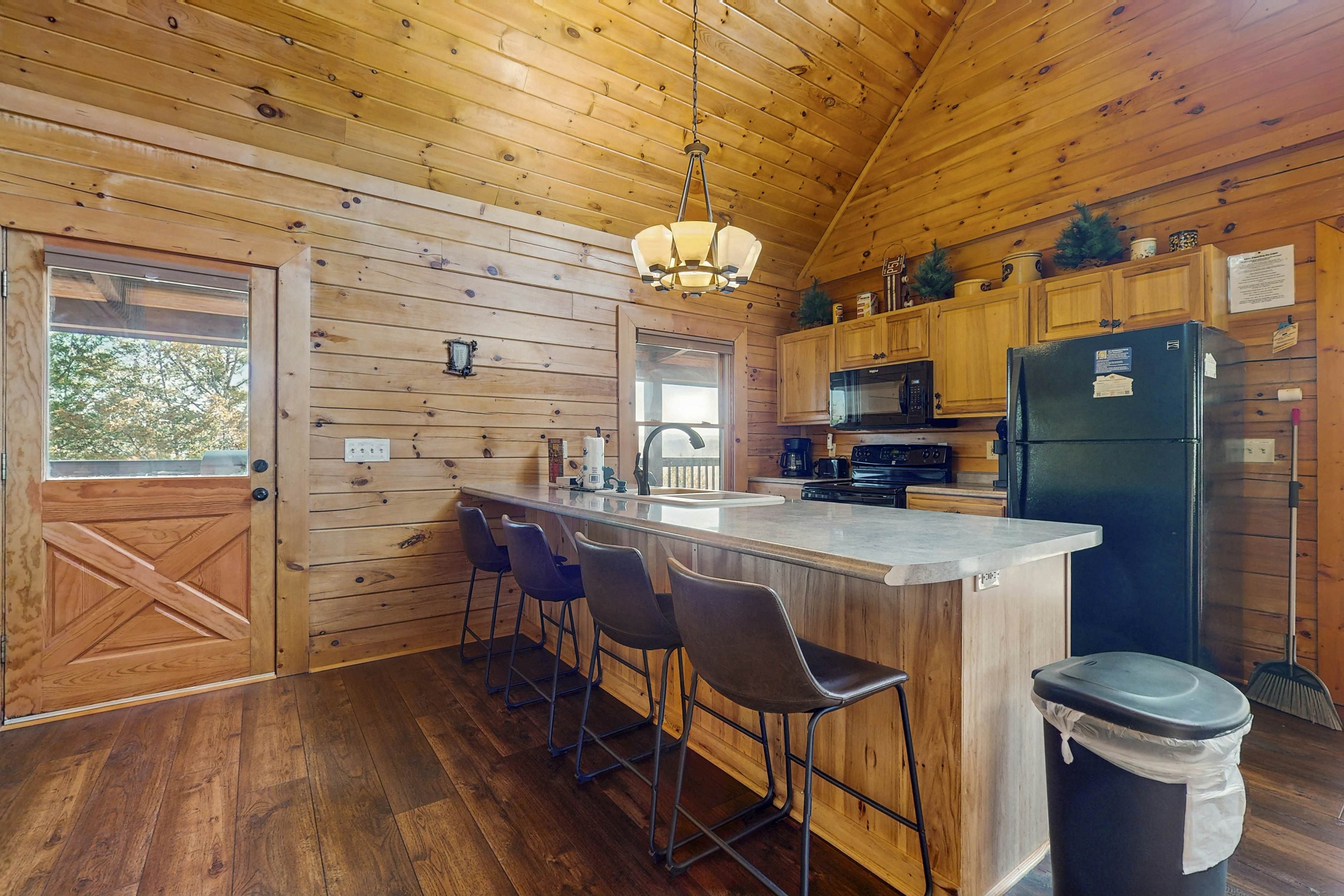 Adorable cabin with beautiful views, hot tub, community pool, and Wi-Fi