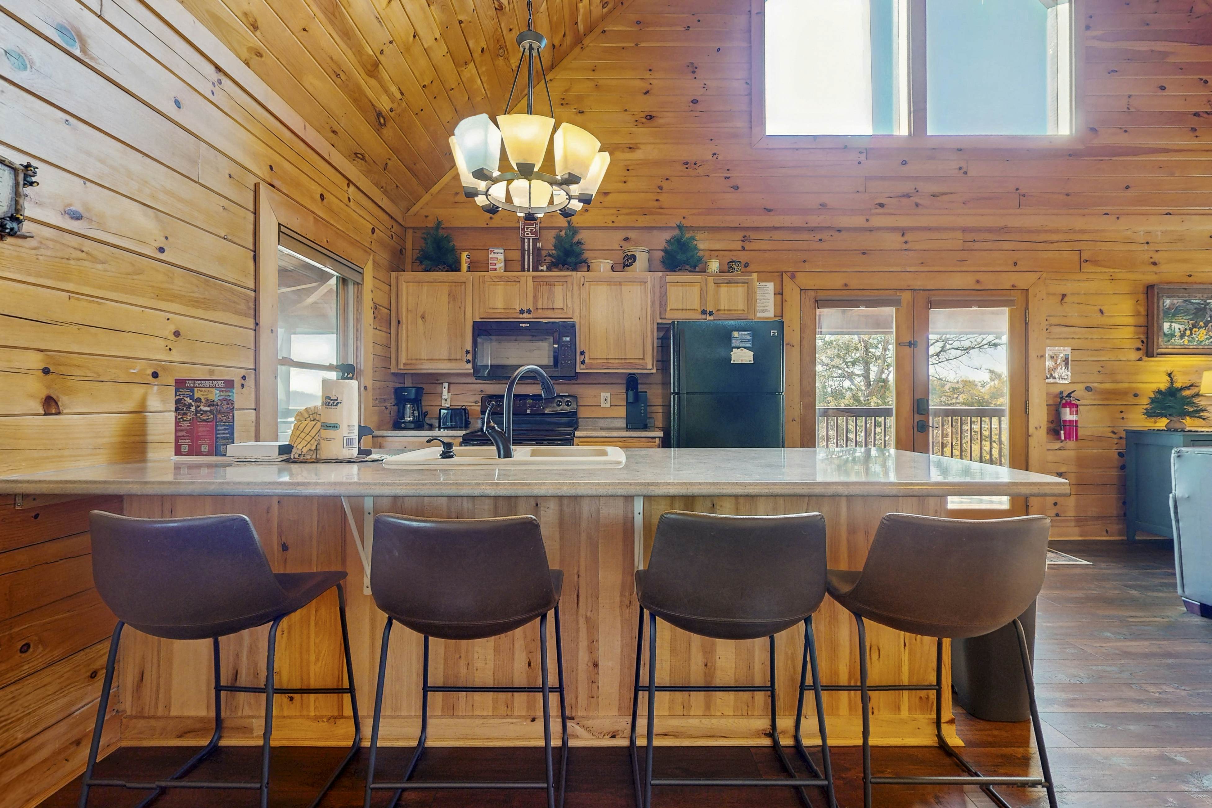 Adorable cabin with beautiful views, hot tub, community pool, and Wi-Fi