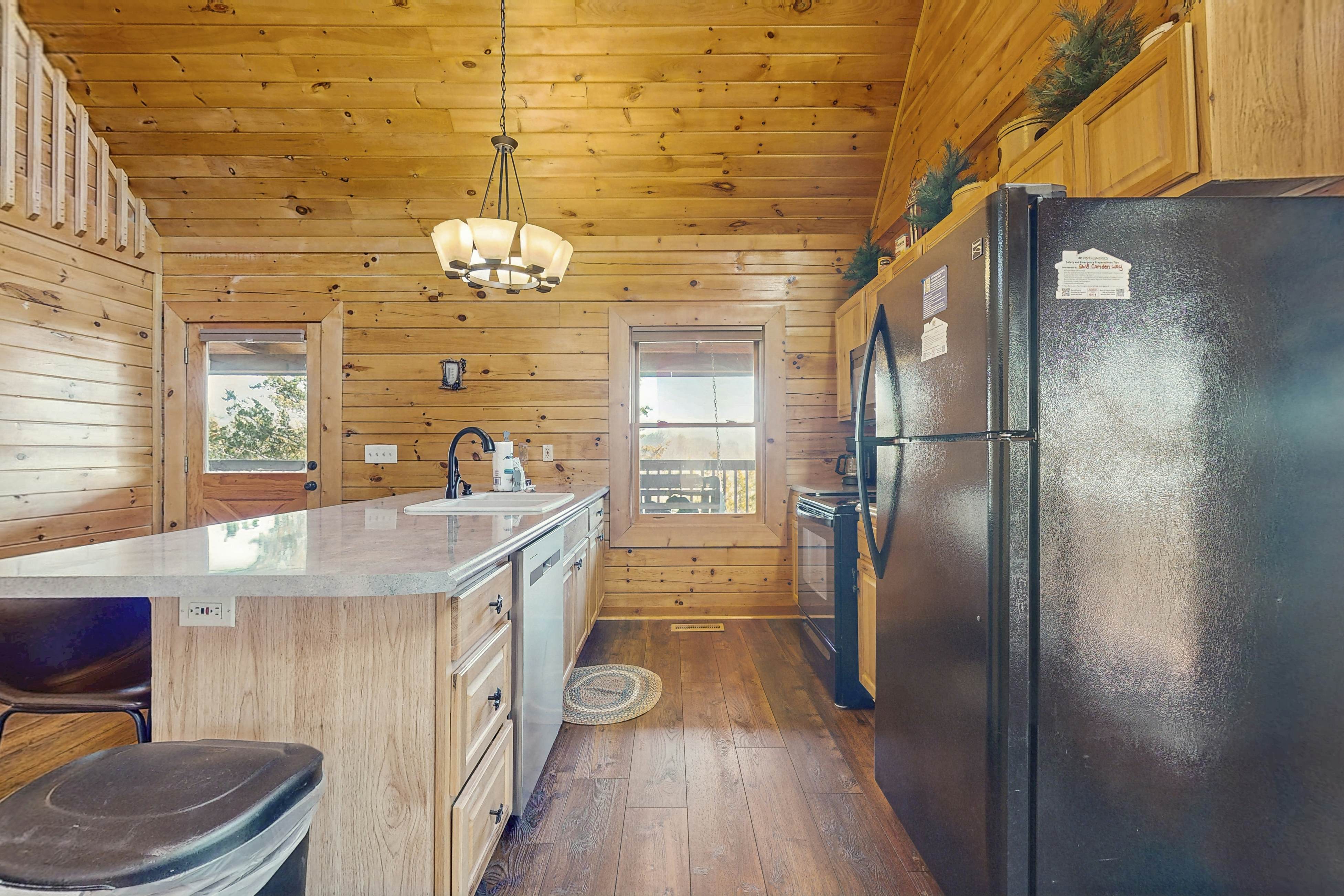 Adorable cabin with beautiful views, hot tub, community pool, and Wi-Fi