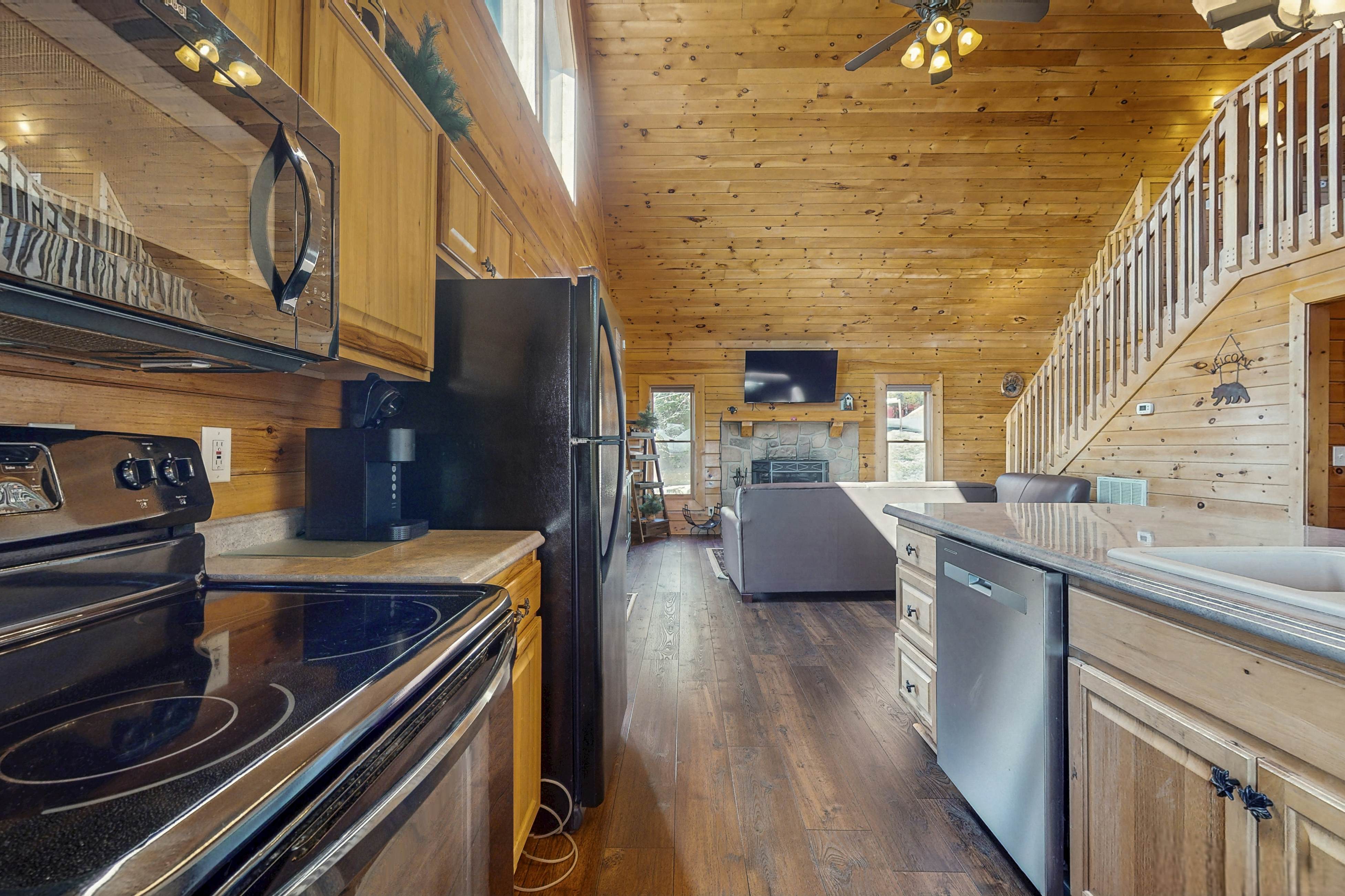 Adorable cabin with beautiful views, hot tub, community pool, and Wi-Fi