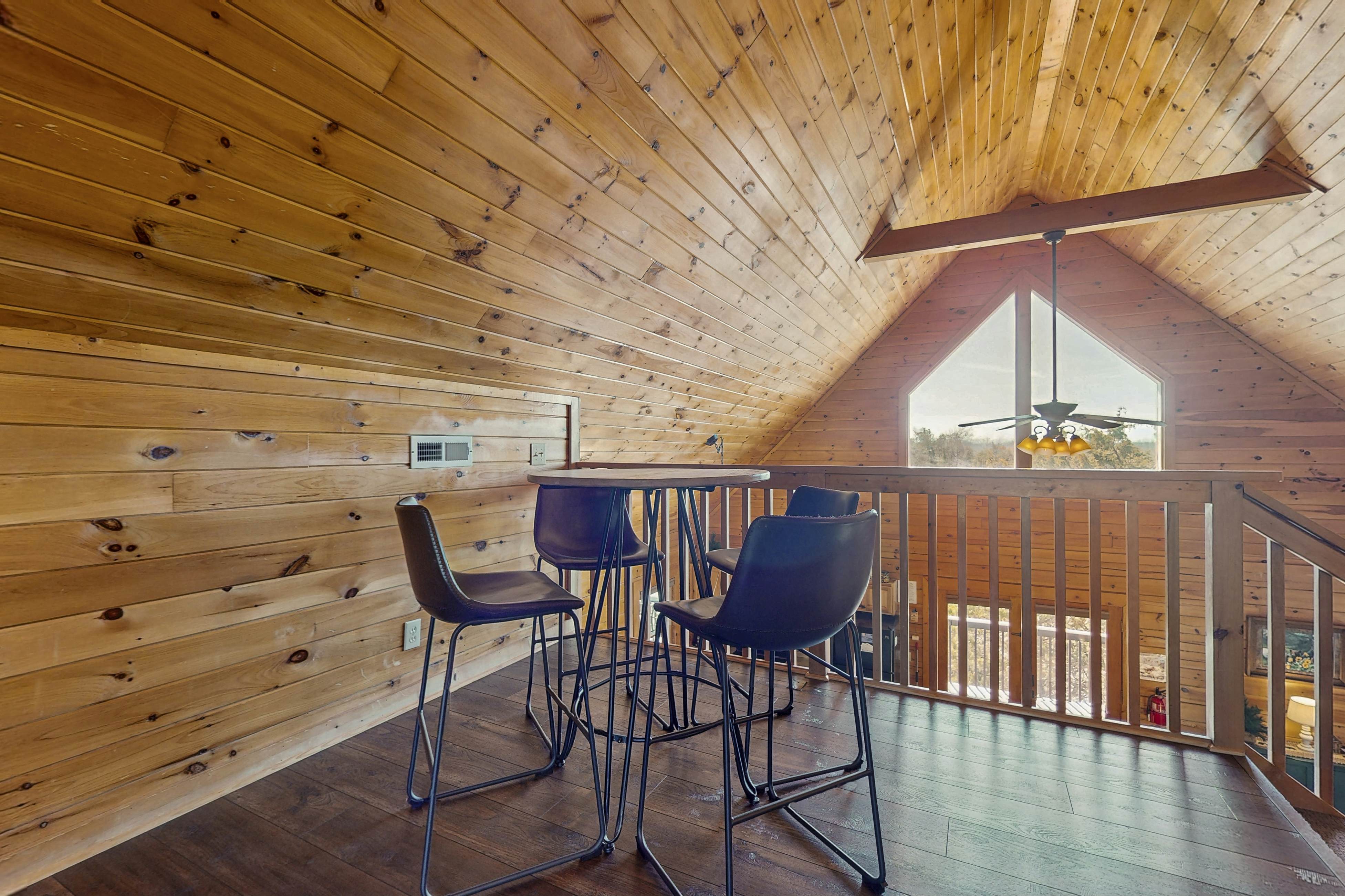 Adorable cabin with beautiful views, hot tub, community pool, and Wi-Fi