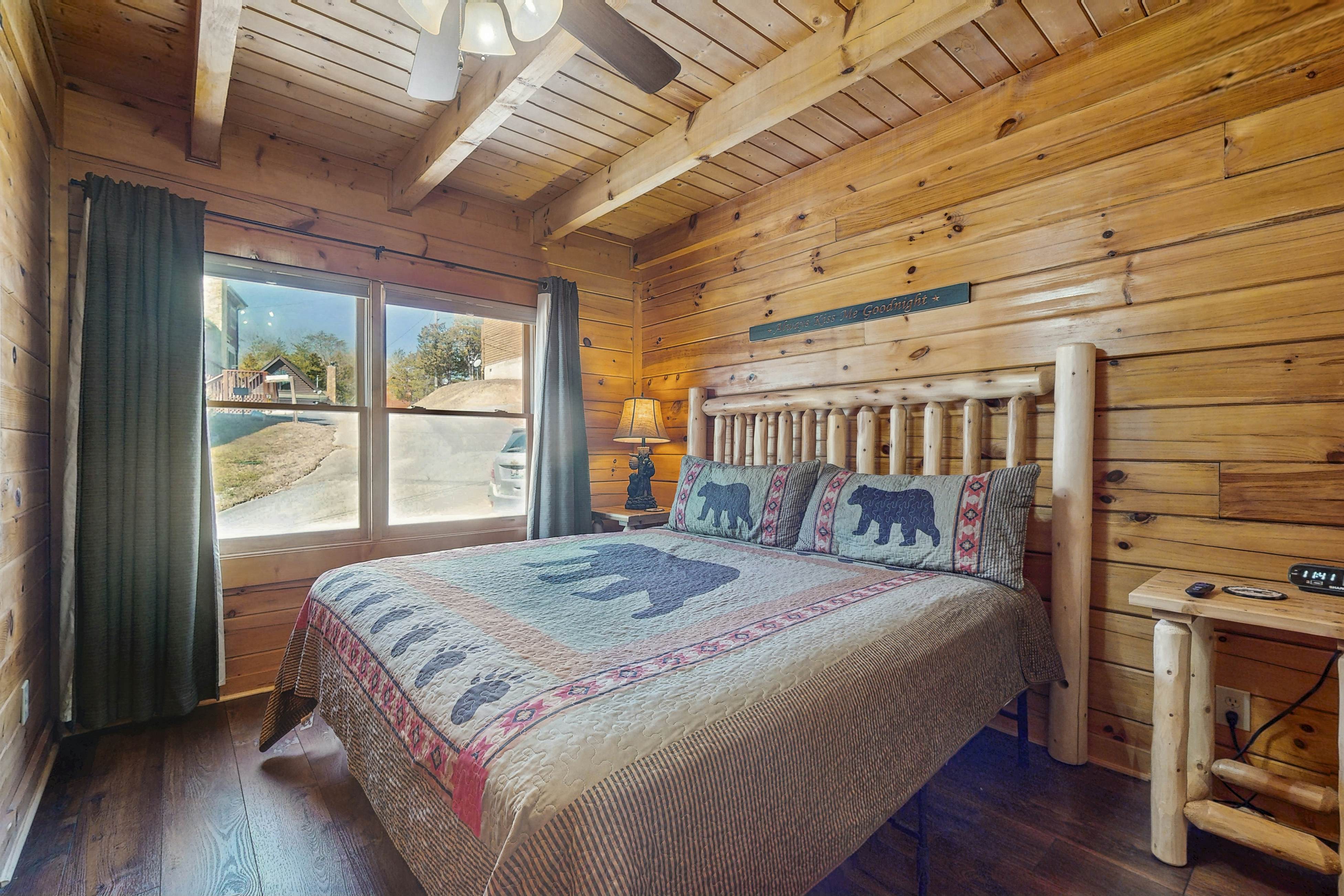 Adorable cabin with beautiful views, hot tub, community pool, and Wi-Fi