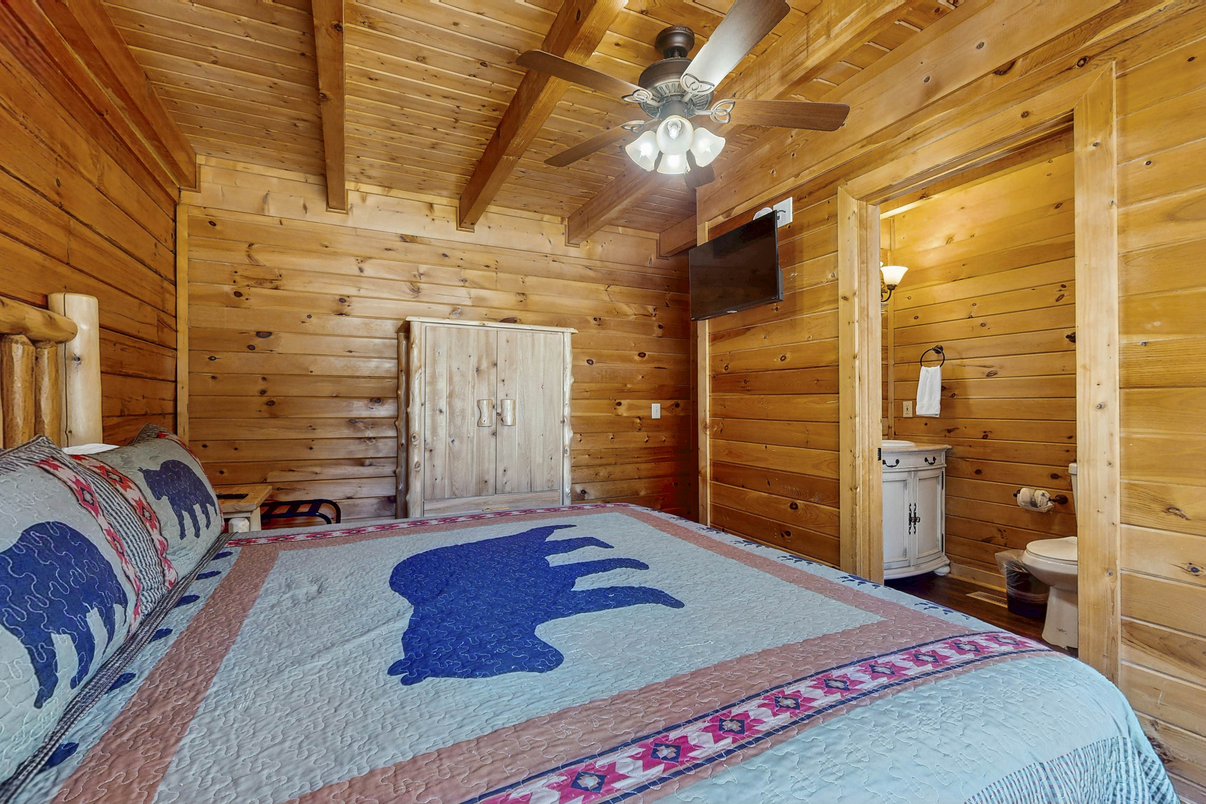 Adorable cabin with beautiful views, hot tub, community pool, and Wi-Fi