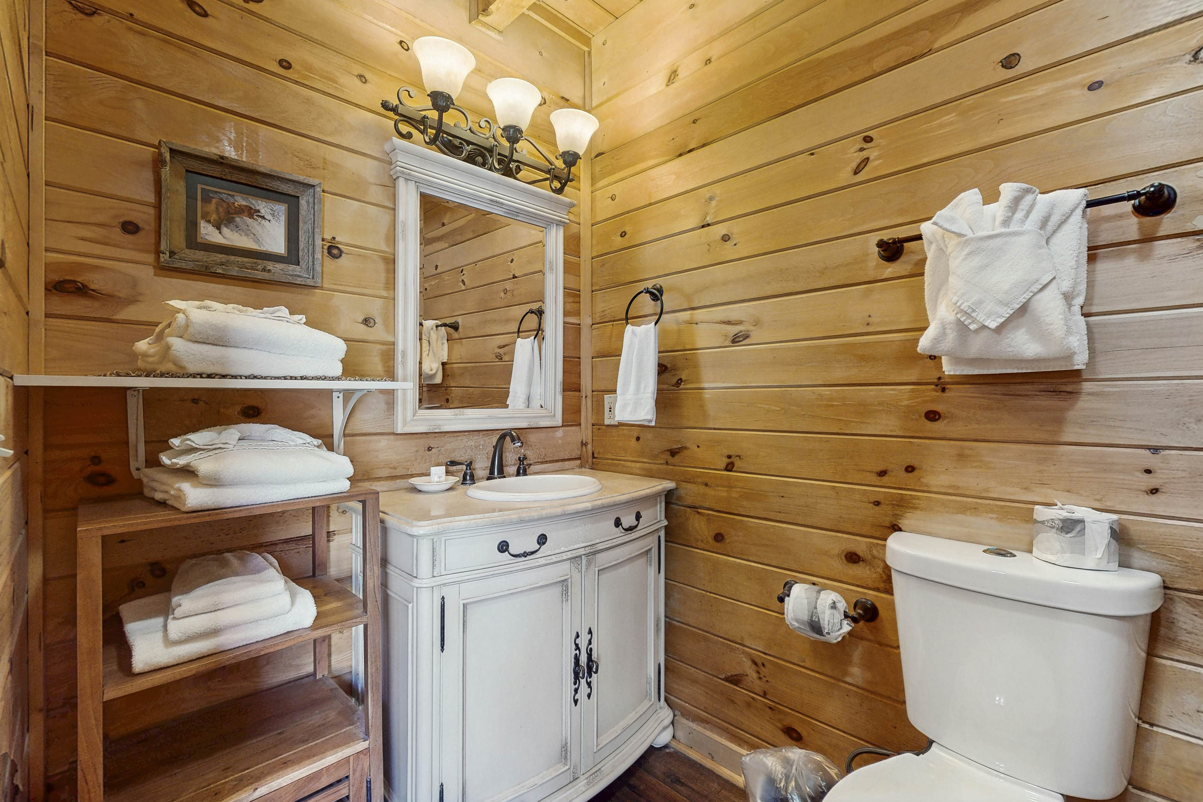 Adorable cabin with beautiful views, hot tub, community pool, and Wi-Fi