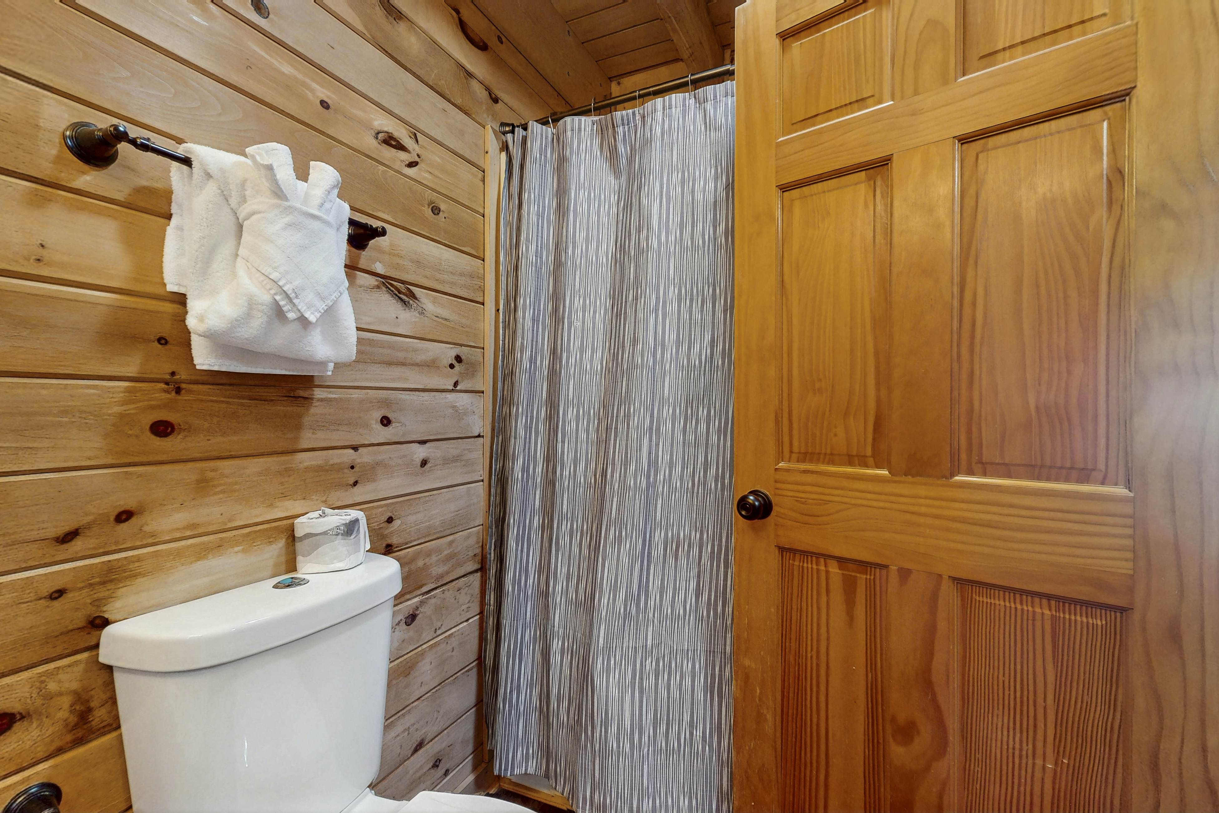 Adorable cabin with beautiful views, hot tub, community pool, and Wi-Fi