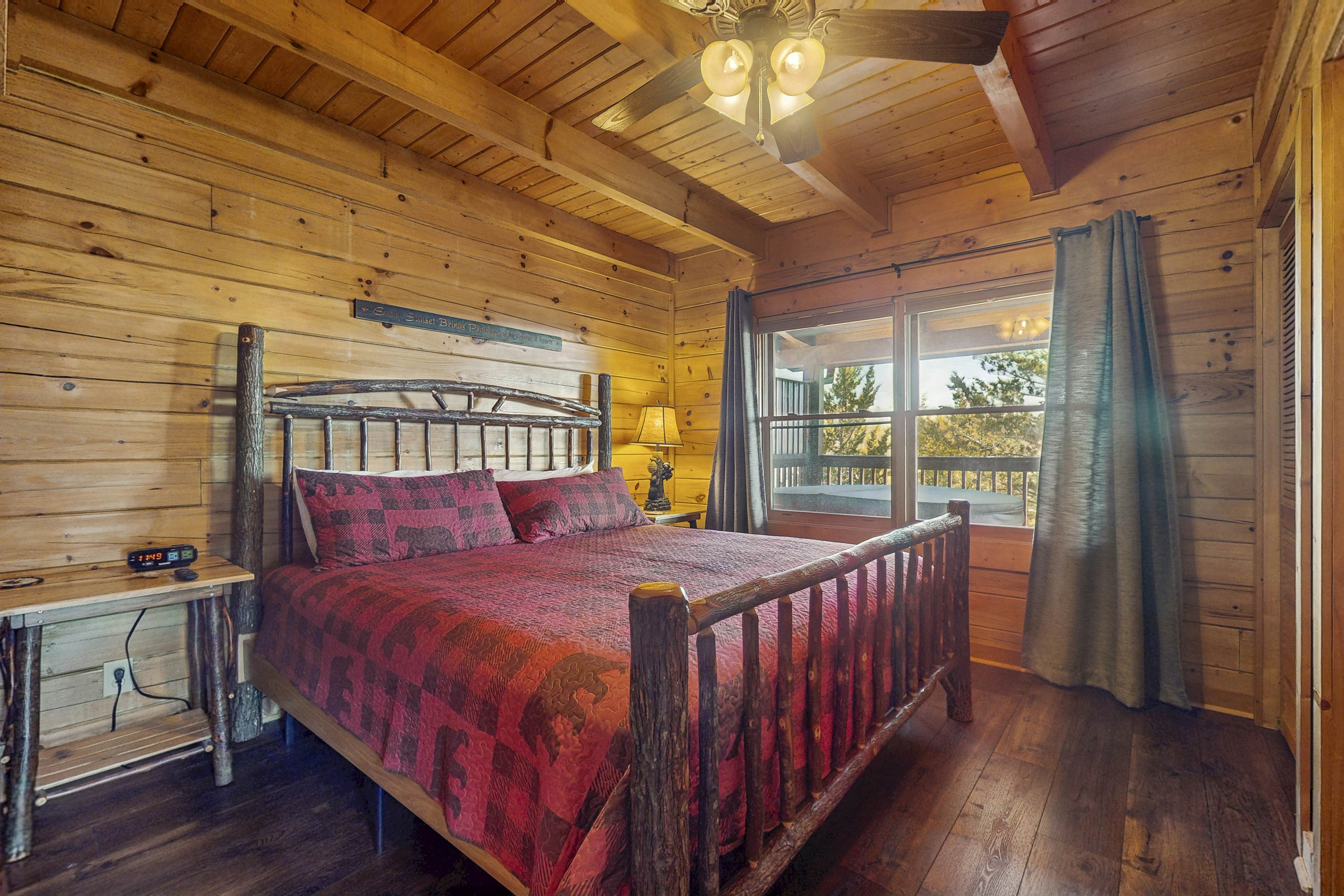 Adorable cabin with beautiful views, hot tub, community pool, and Wi-Fi