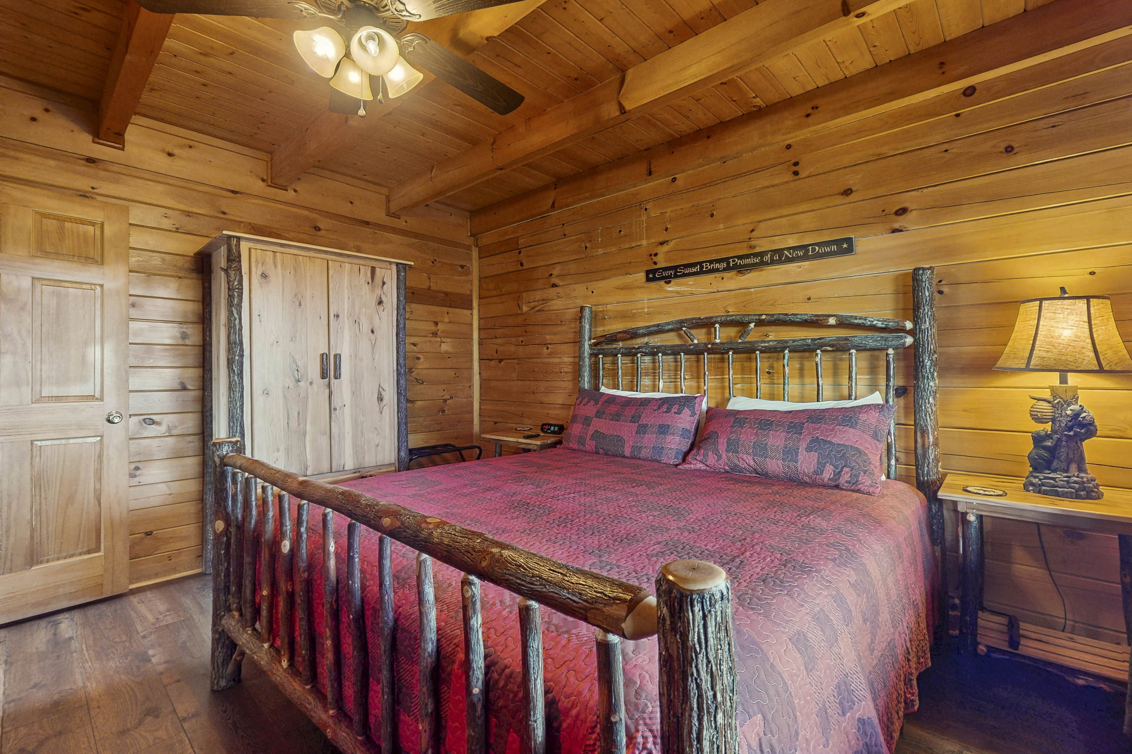 Adorable cabin with beautiful views, hot tub, community pool, and Wi-Fi