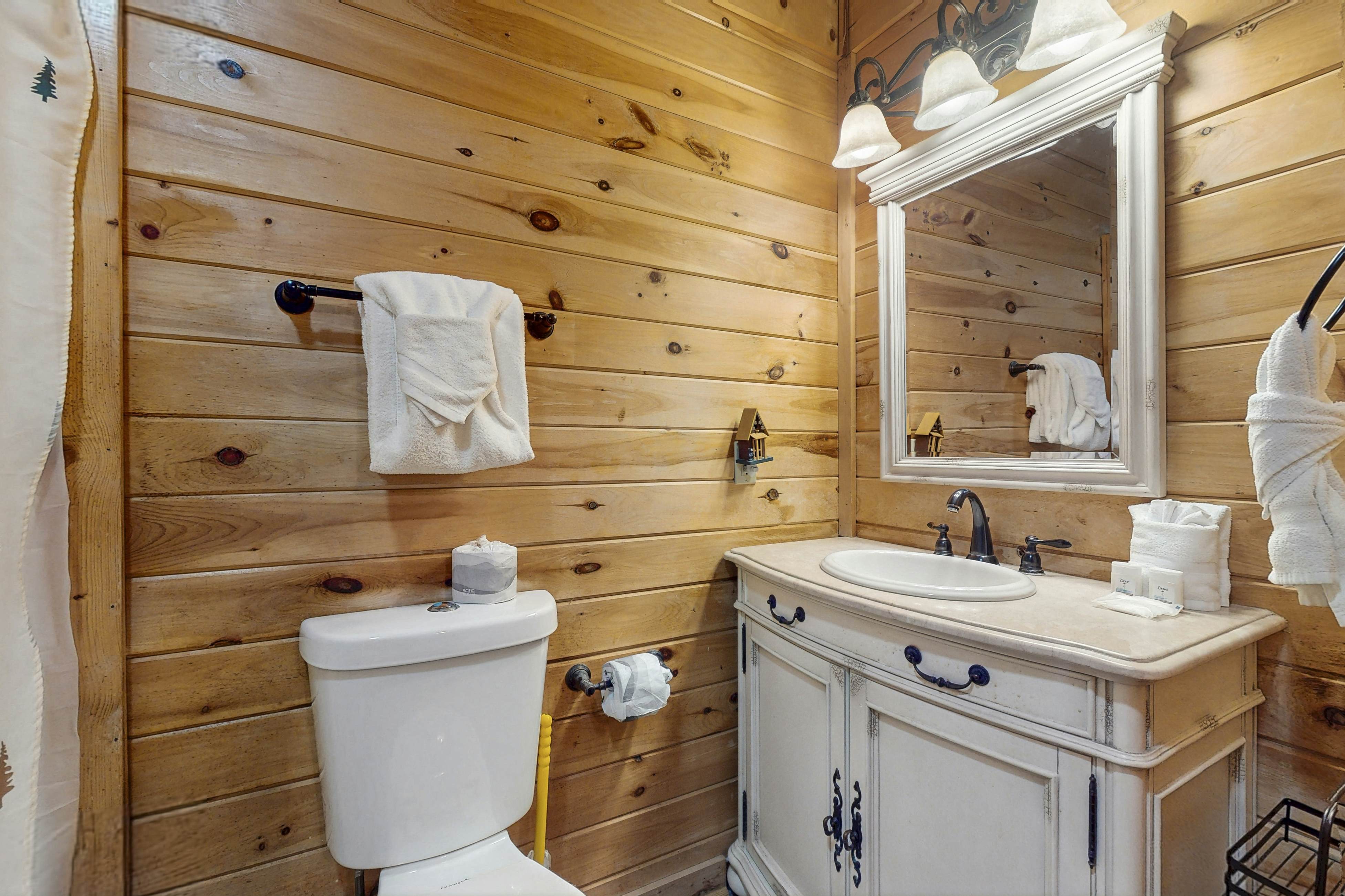 Adorable cabin with beautiful views, hot tub, community pool, and Wi-Fi