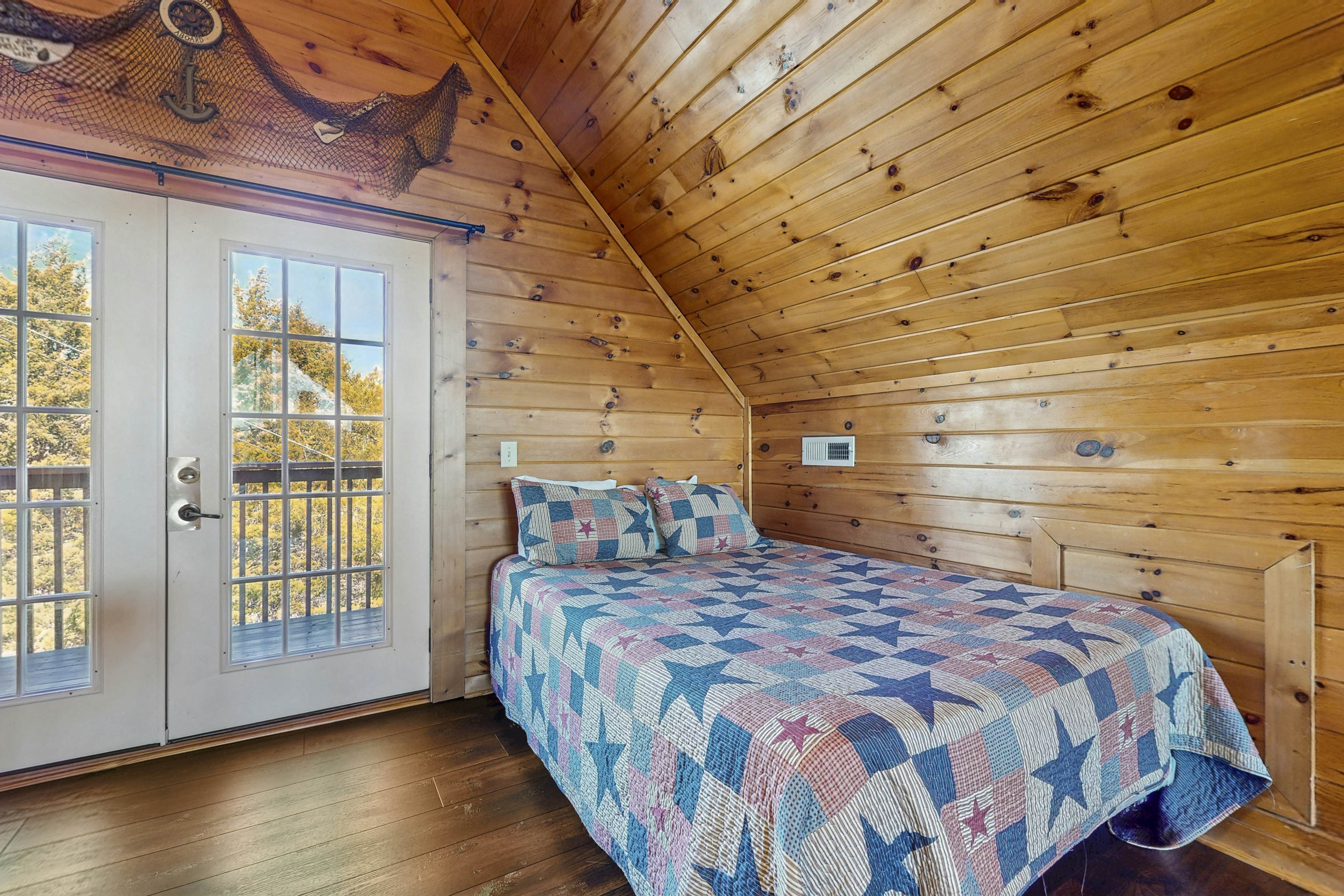 Adorable cabin with beautiful views, hot tub, community pool, and Wi-Fi