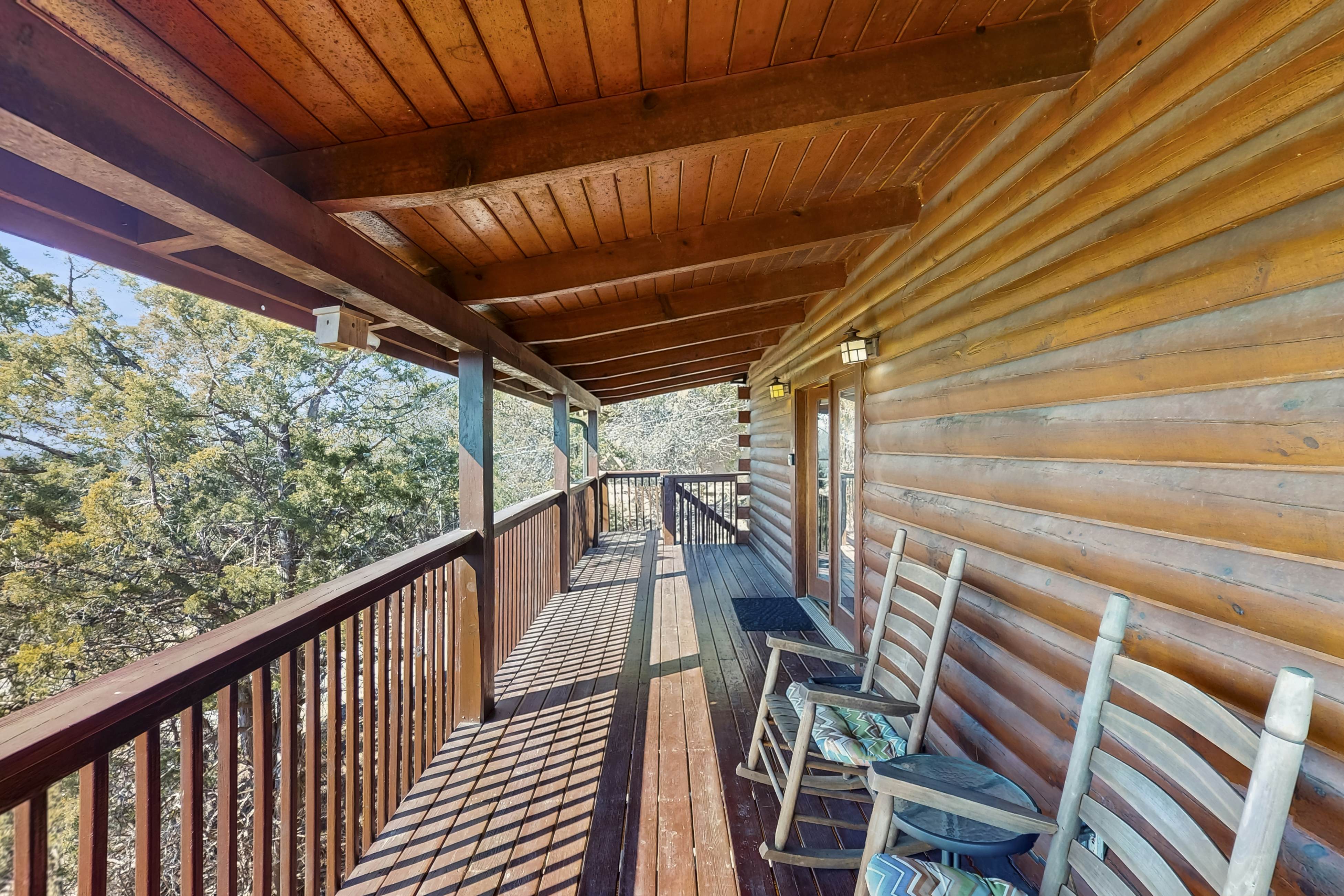 Adorable cabin with beautiful views, hot tub, community pool, and Wi-Fi