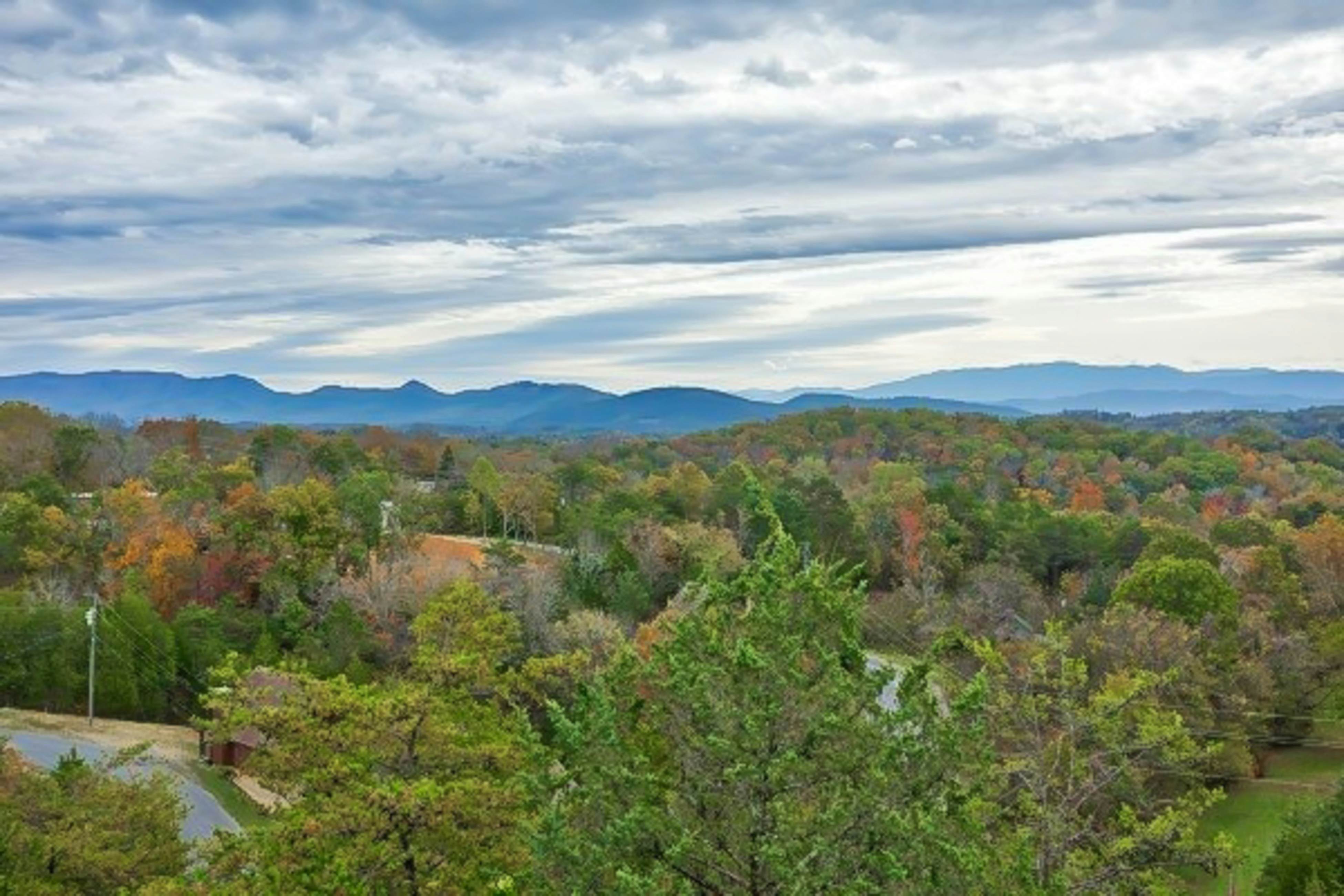 Adorable cabin with beautiful views, hot tub, community pool, and Wi-Fi