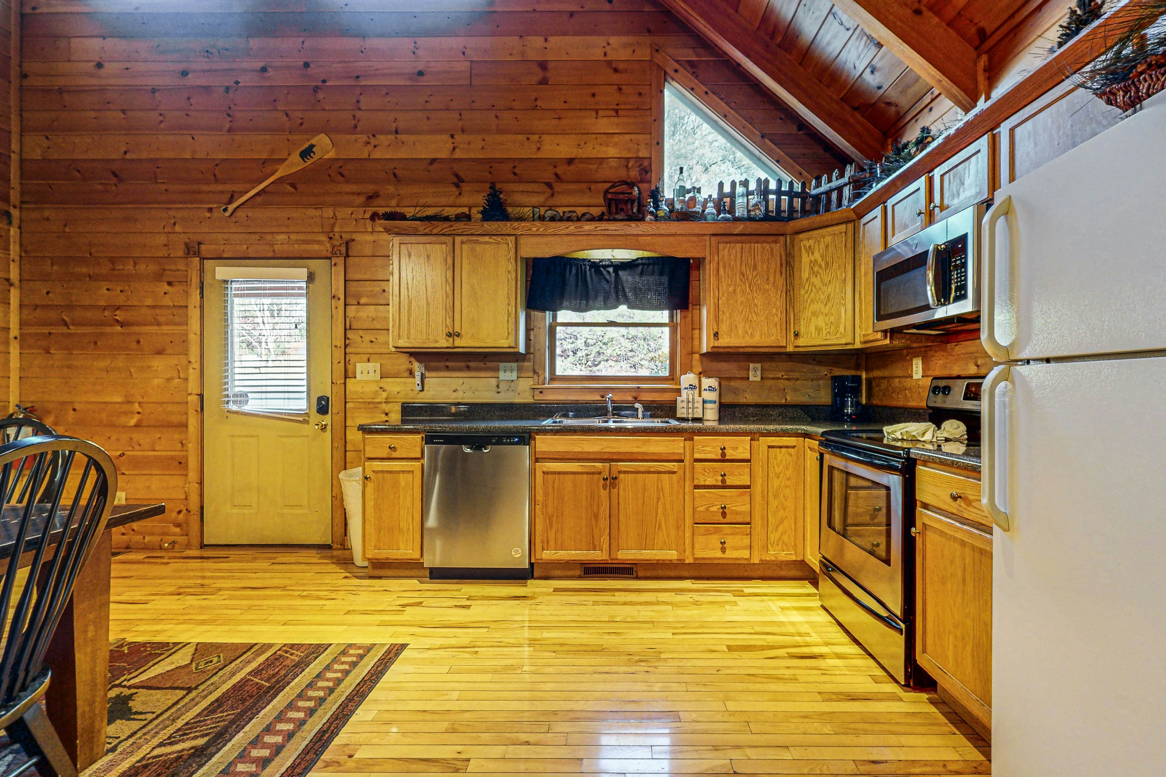 Charming Cabin wi/ Hot Tub, Pool Table, and Theater + Free Attraction Tickets