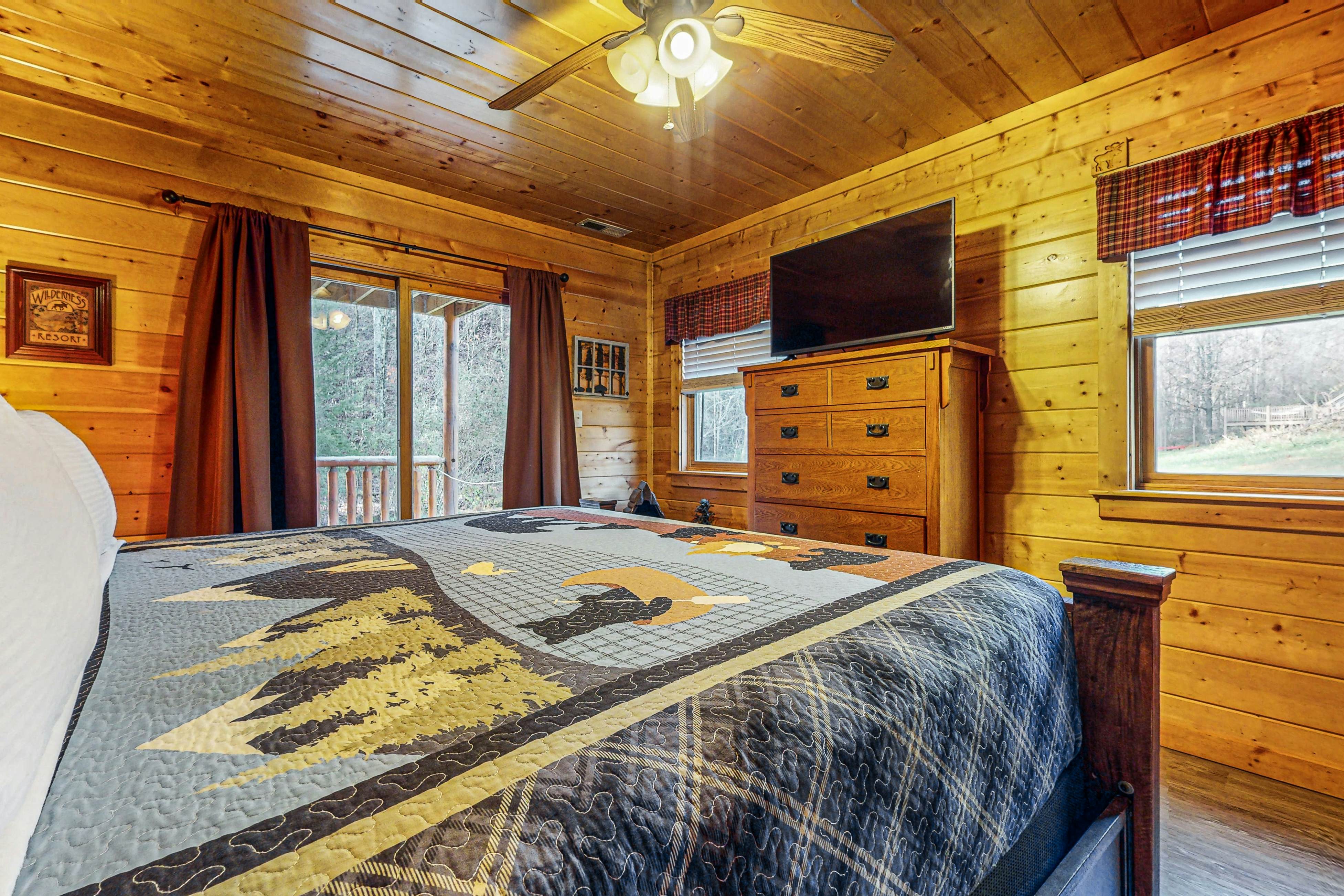 Charming Cabin wi/ Hot Tub, Pool Table, and Theater + Free Attraction Tickets