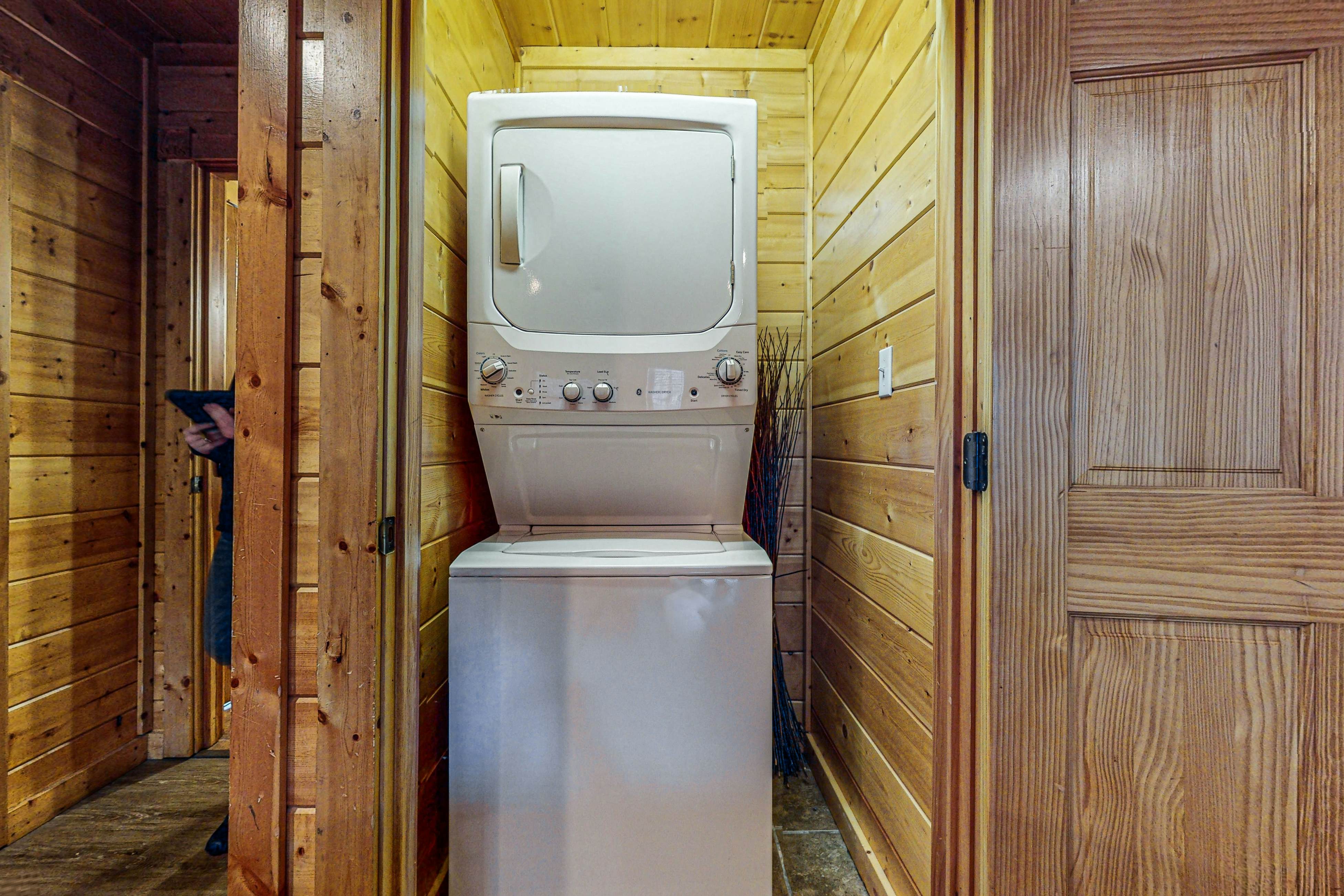 Charming Cabin wi/ Hot Tub, Pool Table, and Theater + Free Attraction Tickets