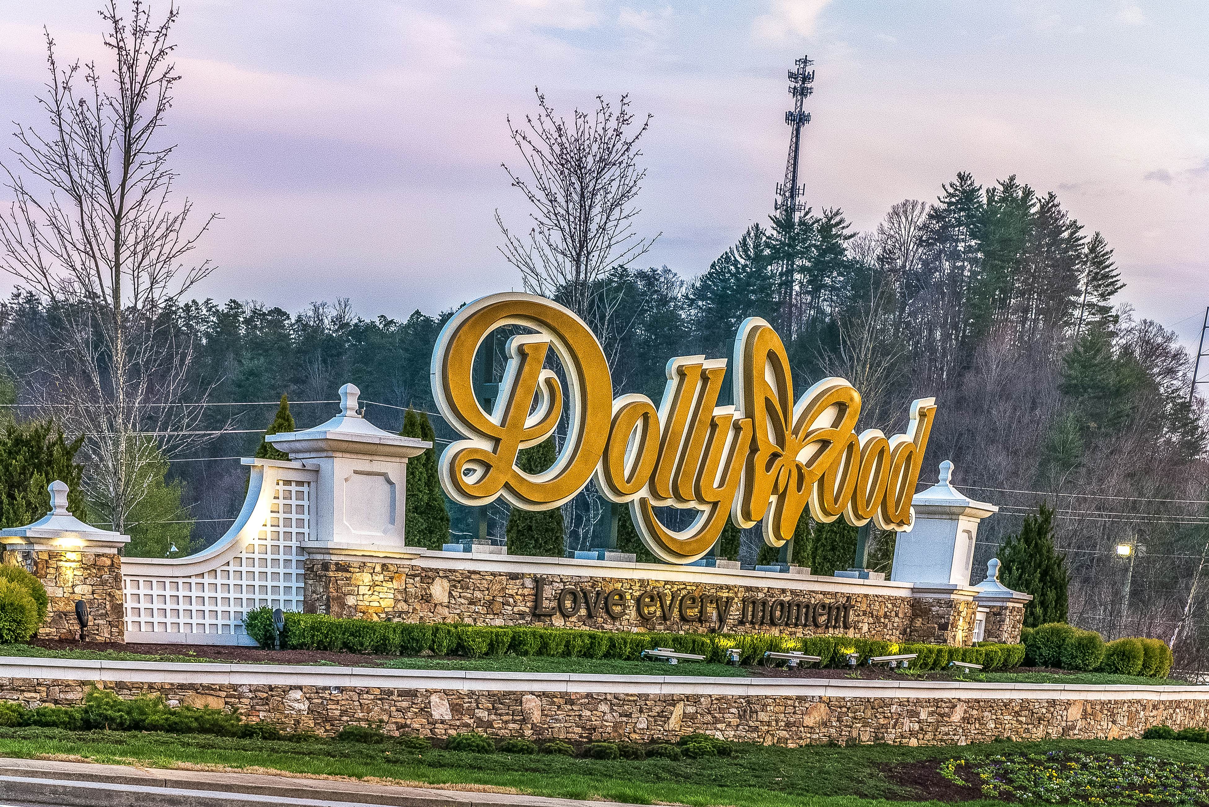 Charming Cabin wi/ Hot Tub, Pool Table, and Theater + Free Attraction Tickets