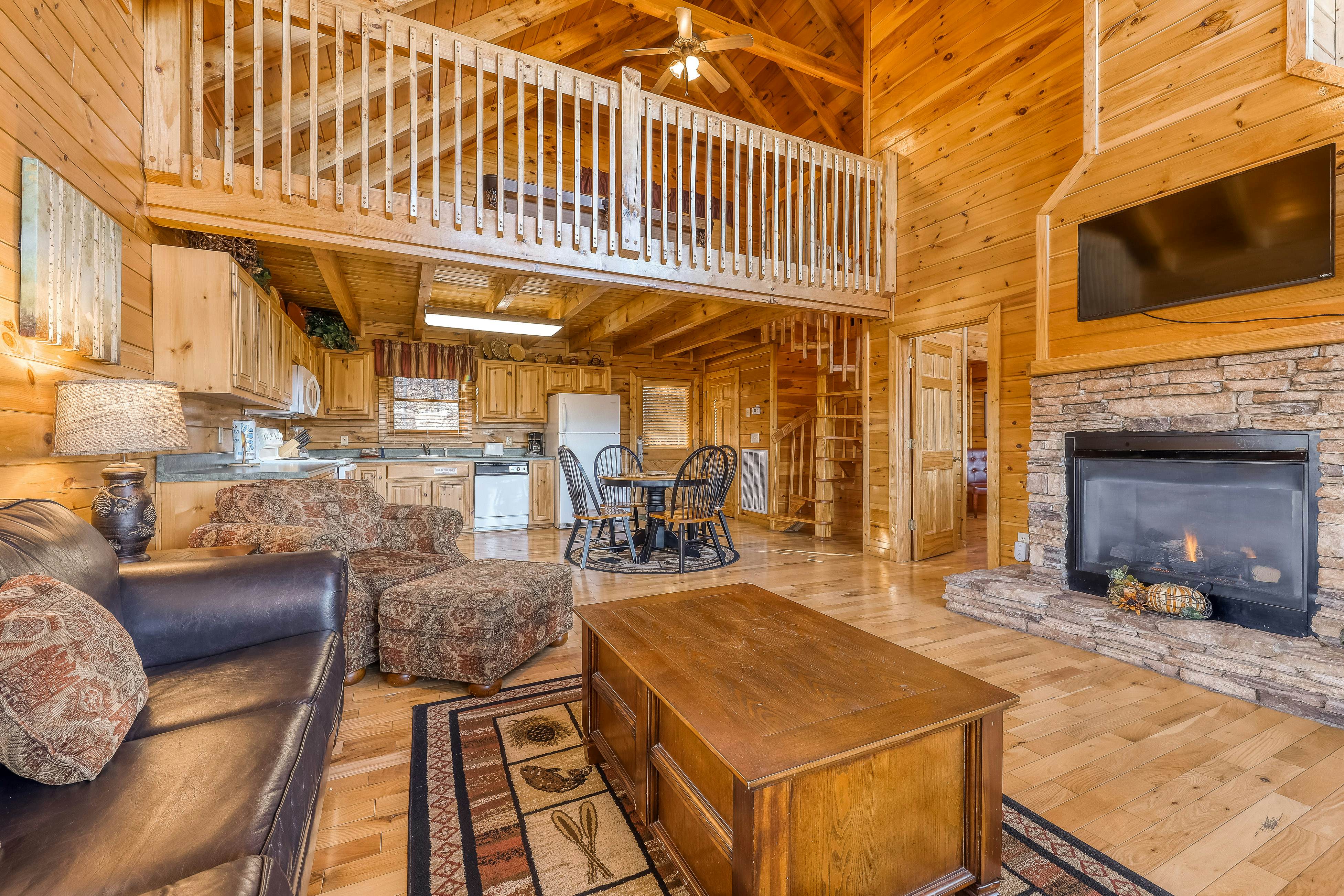 Log cabin w/ Free Attraction Tickets, amazing mountain vistas & private hot tub