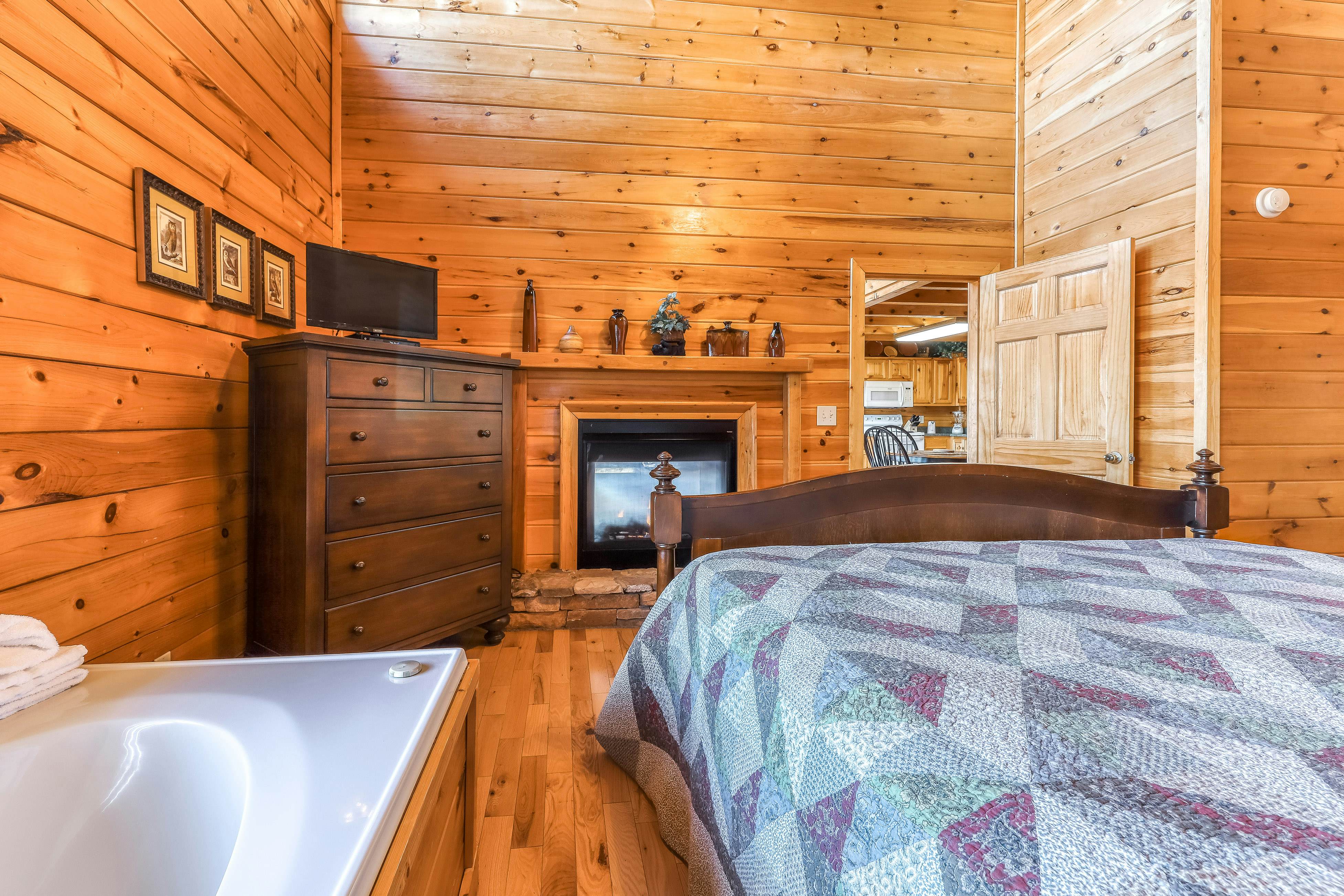 Log cabin w/ Free Attraction Tickets, amazing mountain vistas & private hot tub