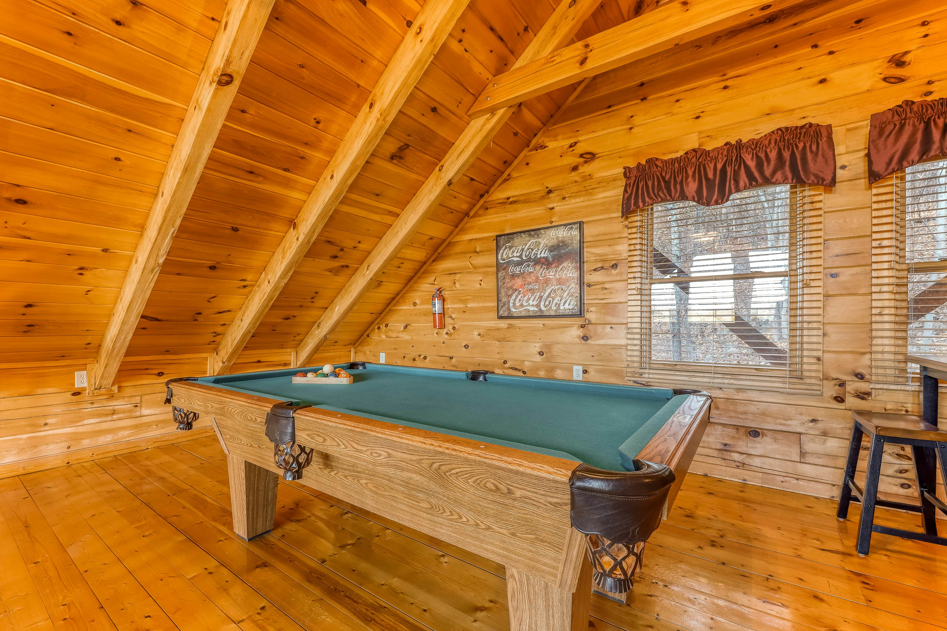 Log cabin w/ Free Attraction Tickets, amazing mountain vistas & private hot tub
