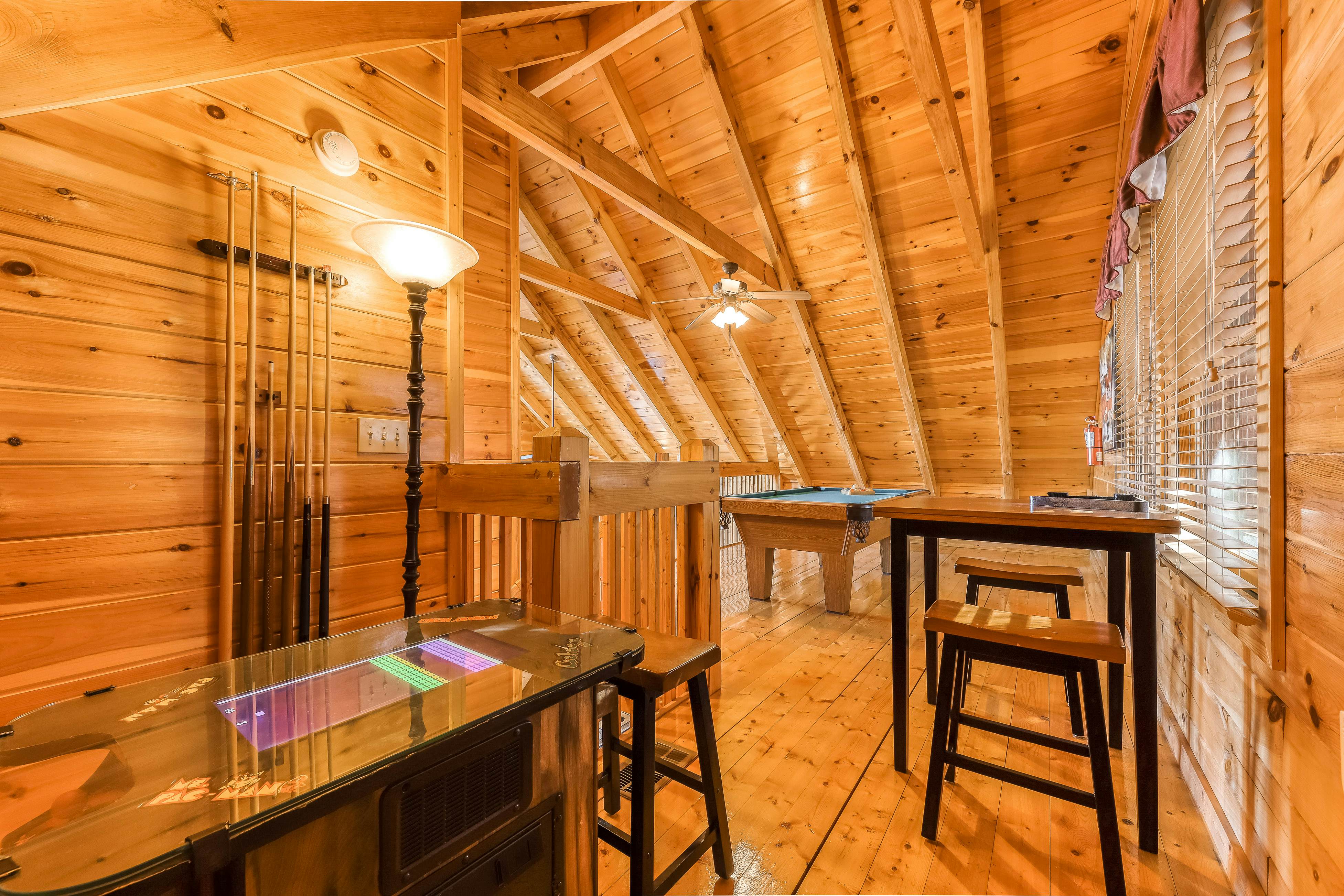 Log cabin w/ Free Attraction Tickets, amazing mountain vistas & private hot tub