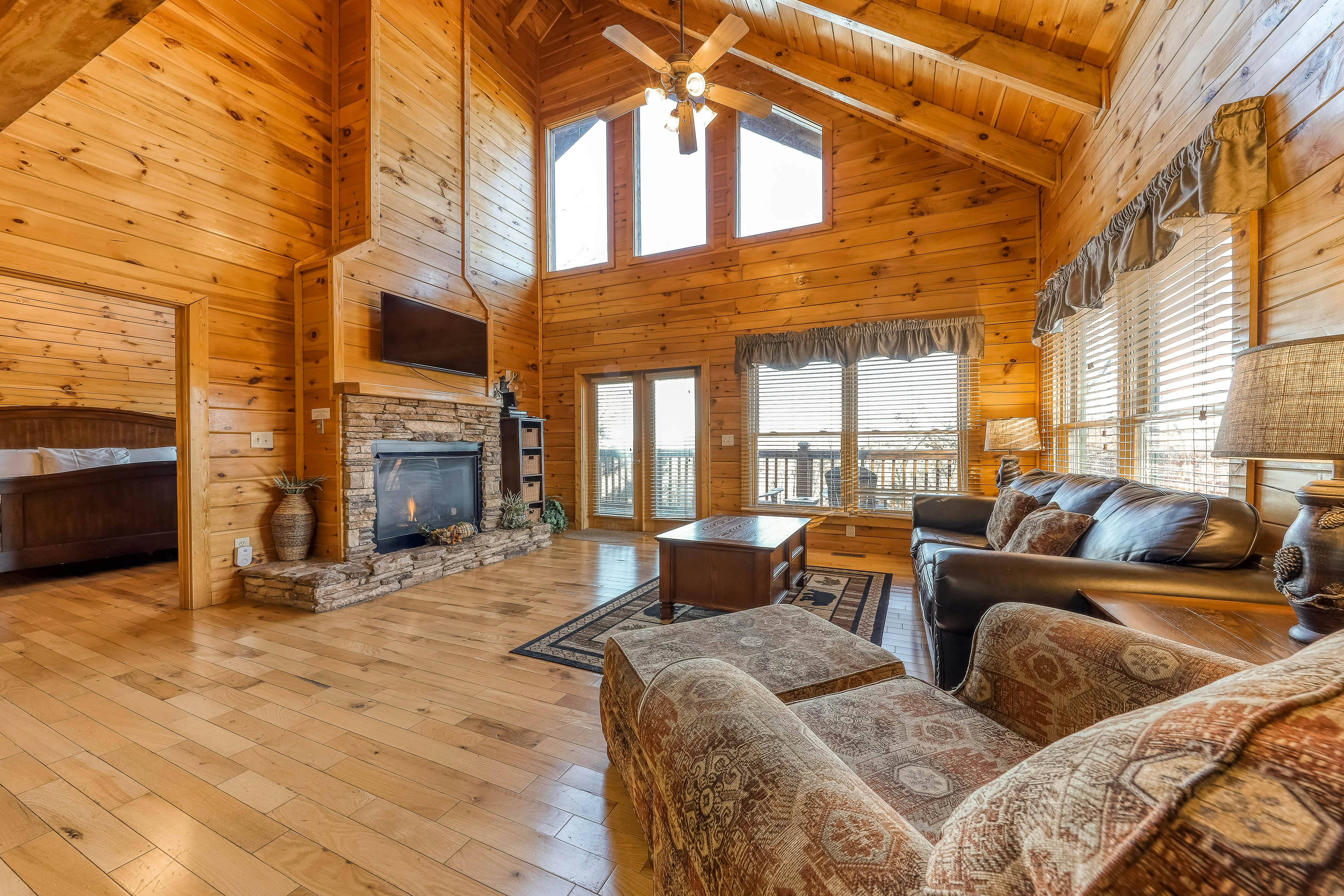 Log cabin w/ Free Attraction Tickets, amazing mountain vistas & private hot tub