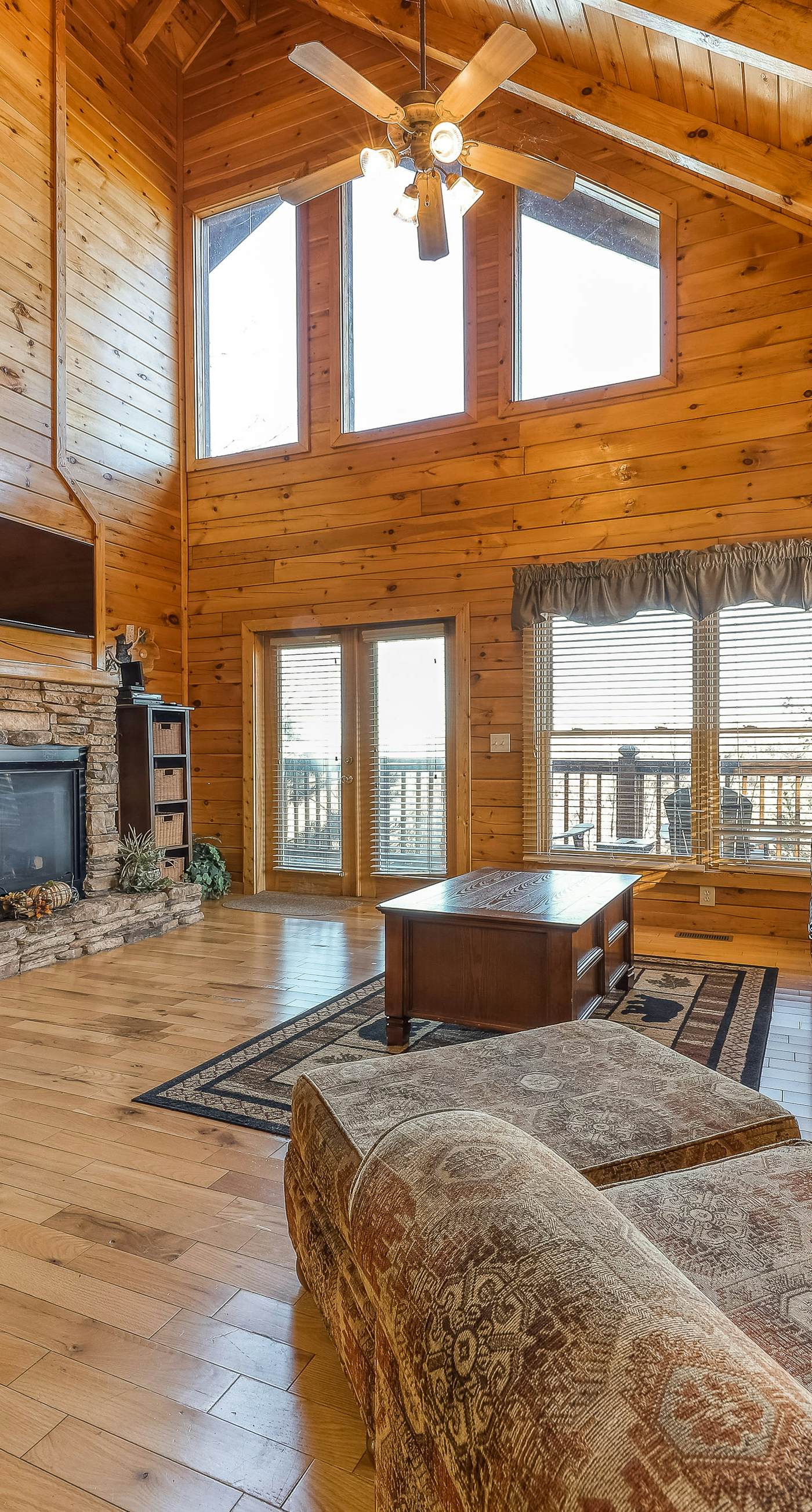 4.7 Mi to Dollywood・Cozy Log Stay・Mtn View・Hot Tub