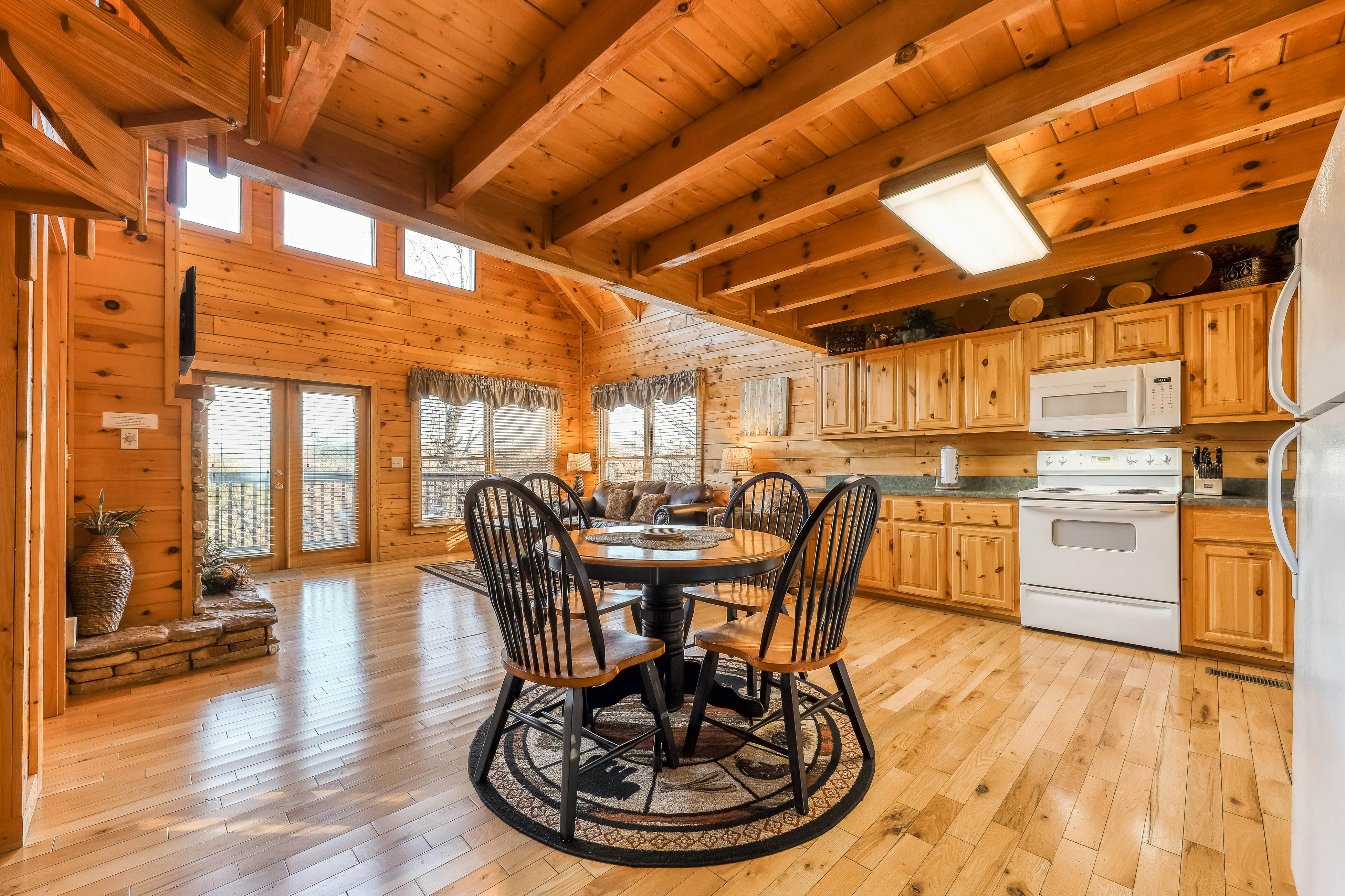 Log cabin w/ Free Attraction Tickets, amazing mountain vistas & private hot tub