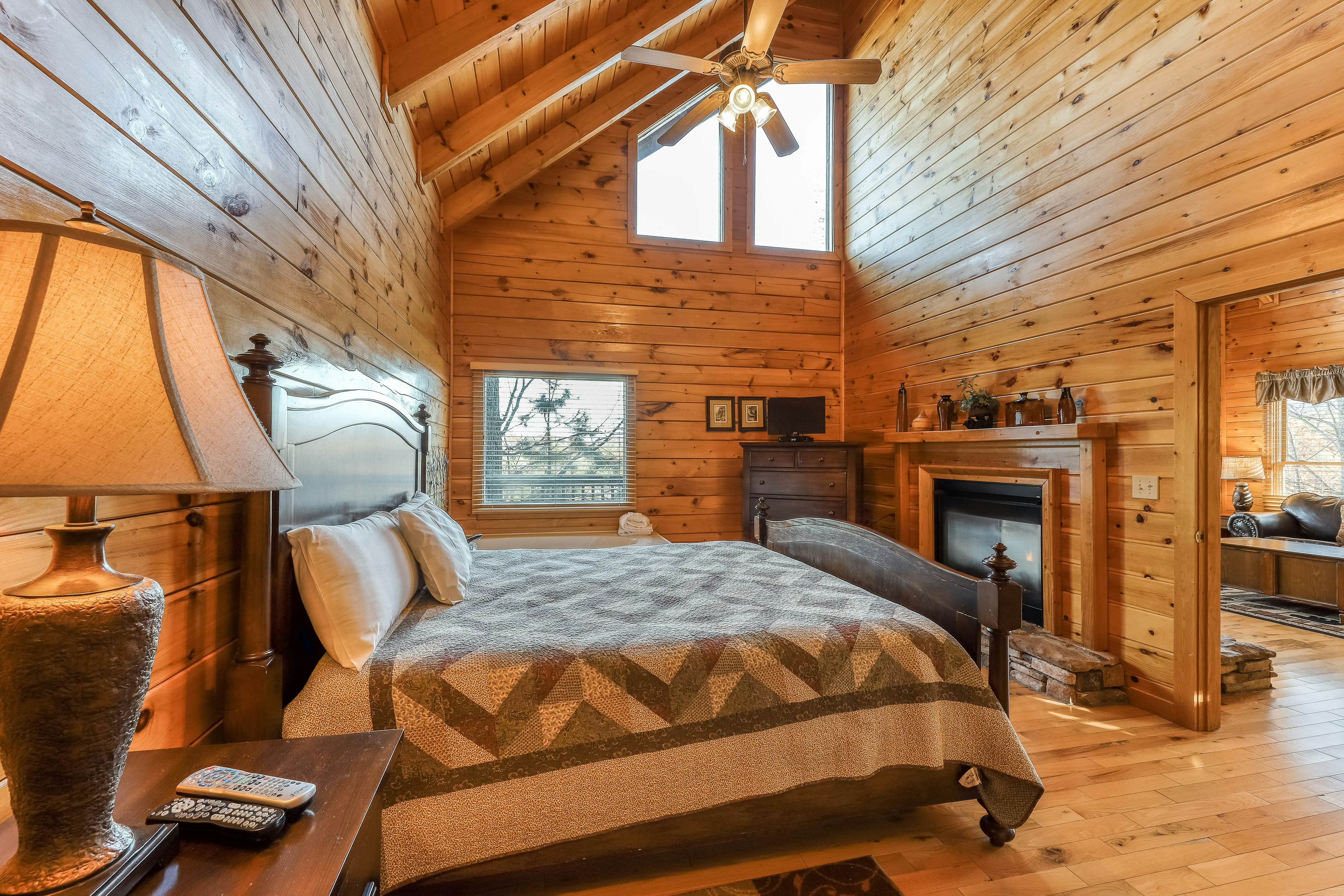 Log cabin w/ Free Attraction Tickets, amazing mountain vistas & private hot tub