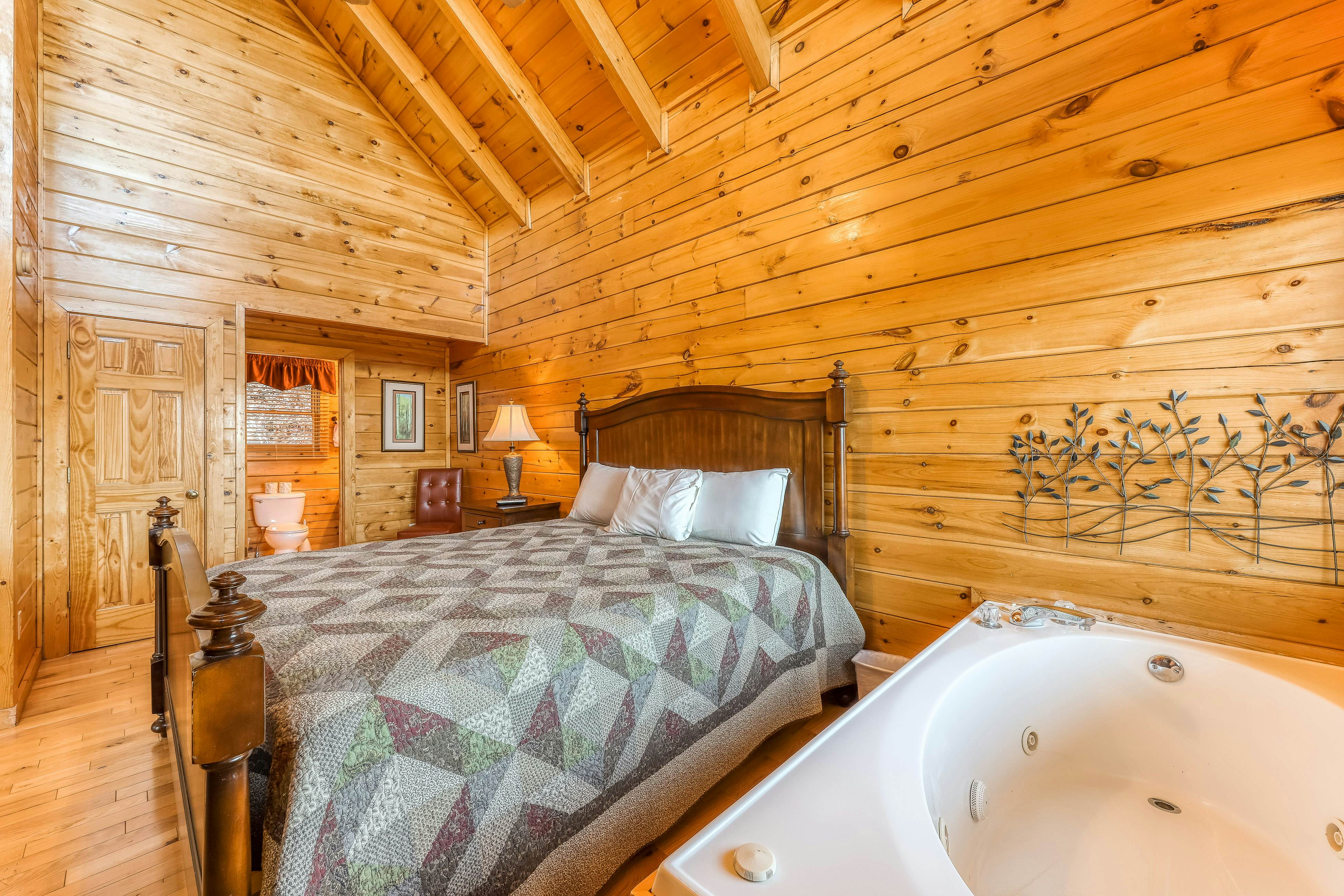 Log cabin w/ Free Attraction Tickets, amazing mountain vistas & private hot tub