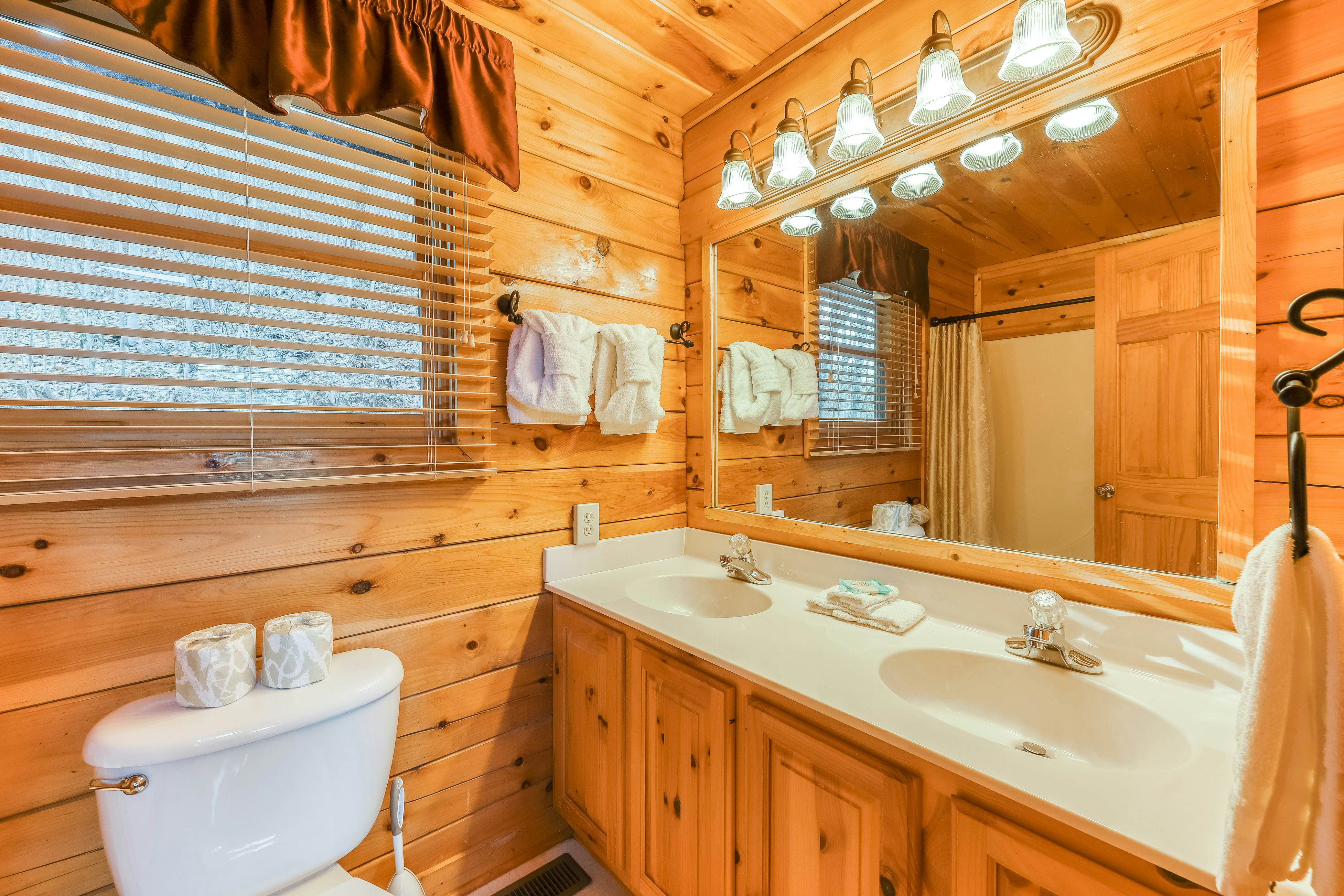 Log cabin w/ Free Attraction Tickets, amazing mountain vistas & private hot tub