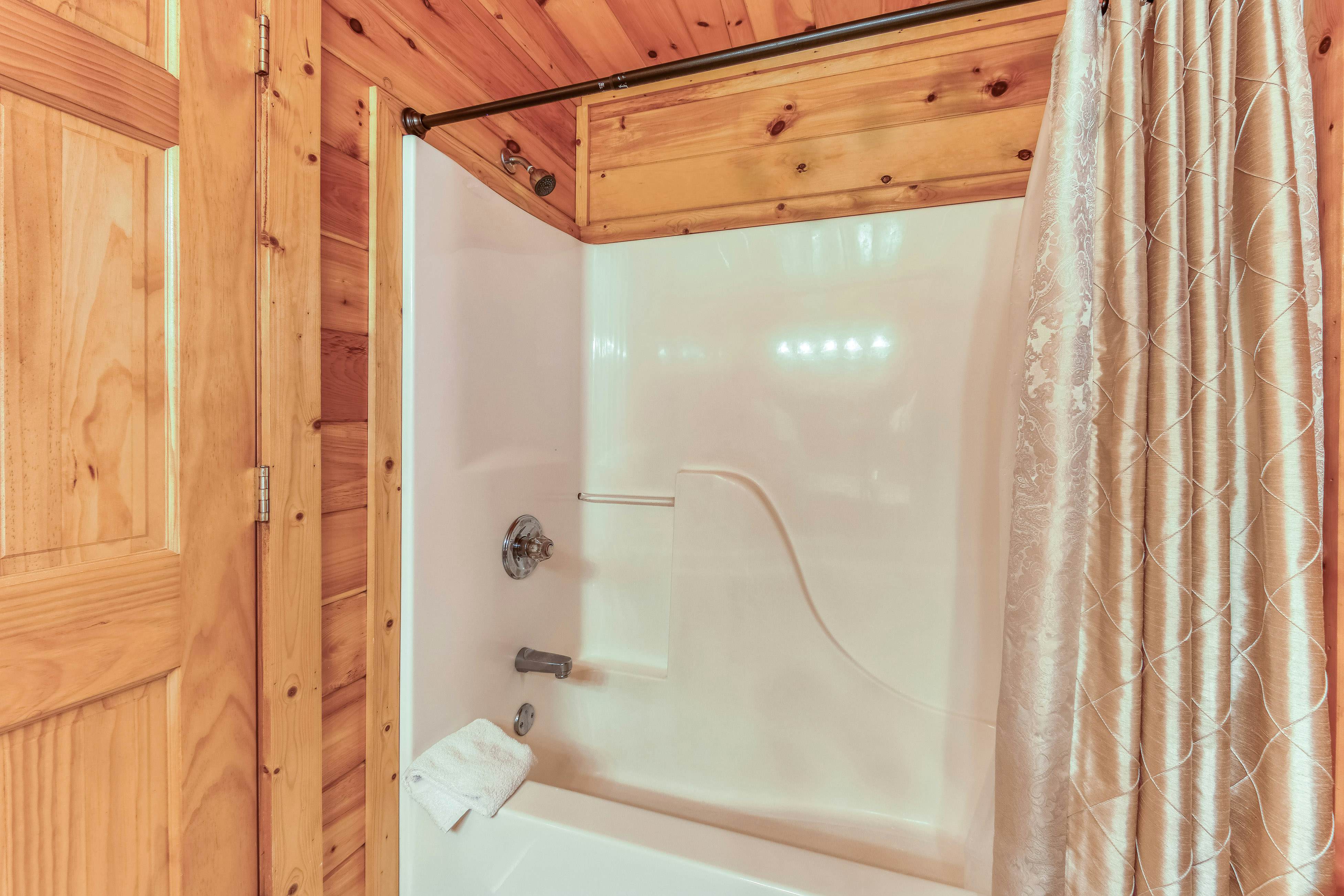 Log cabin w/ Free Attraction Tickets, amazing mountain vistas & private hot tub