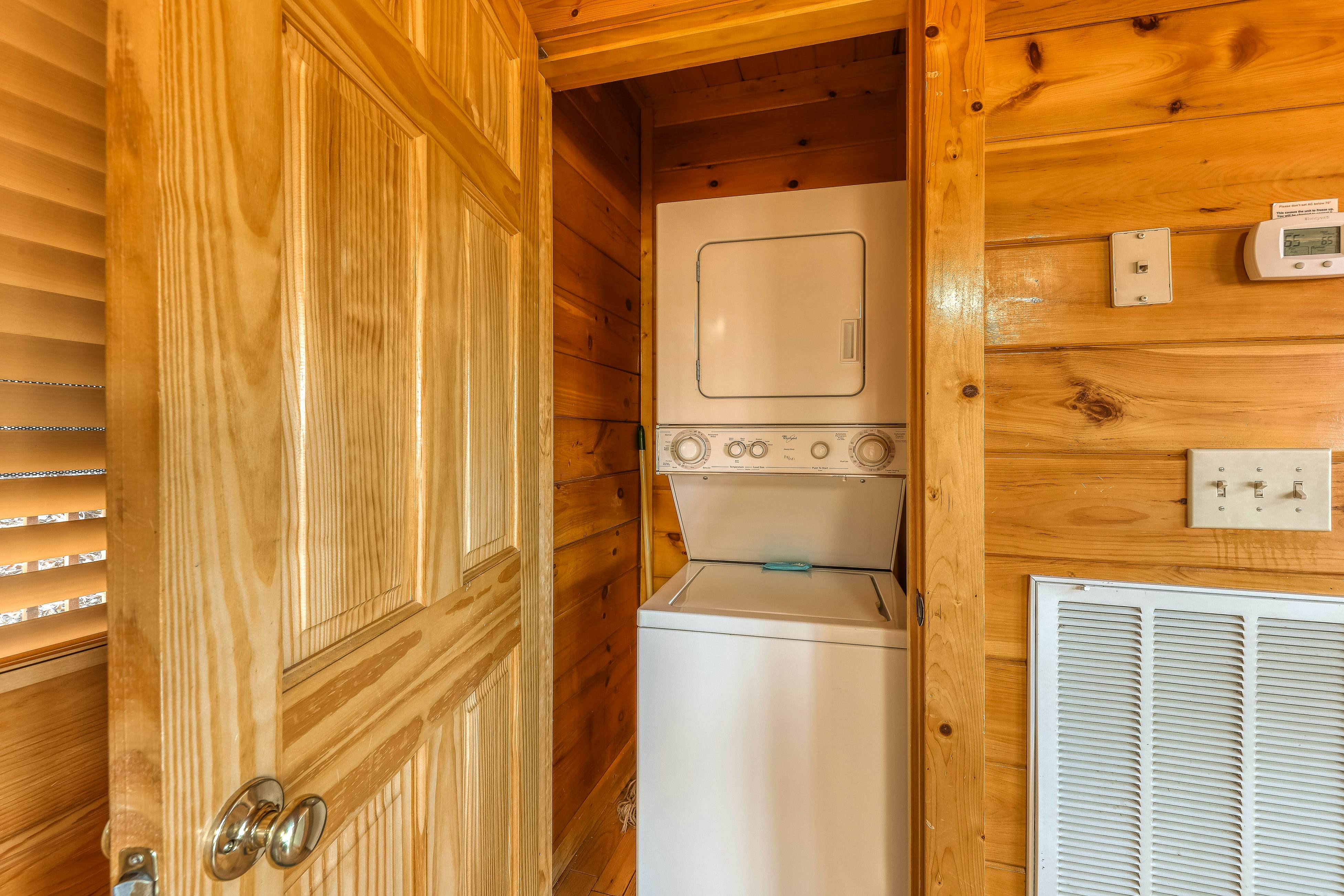 Log cabin w/ Free Attraction Tickets, amazing mountain vistas & private hot tub