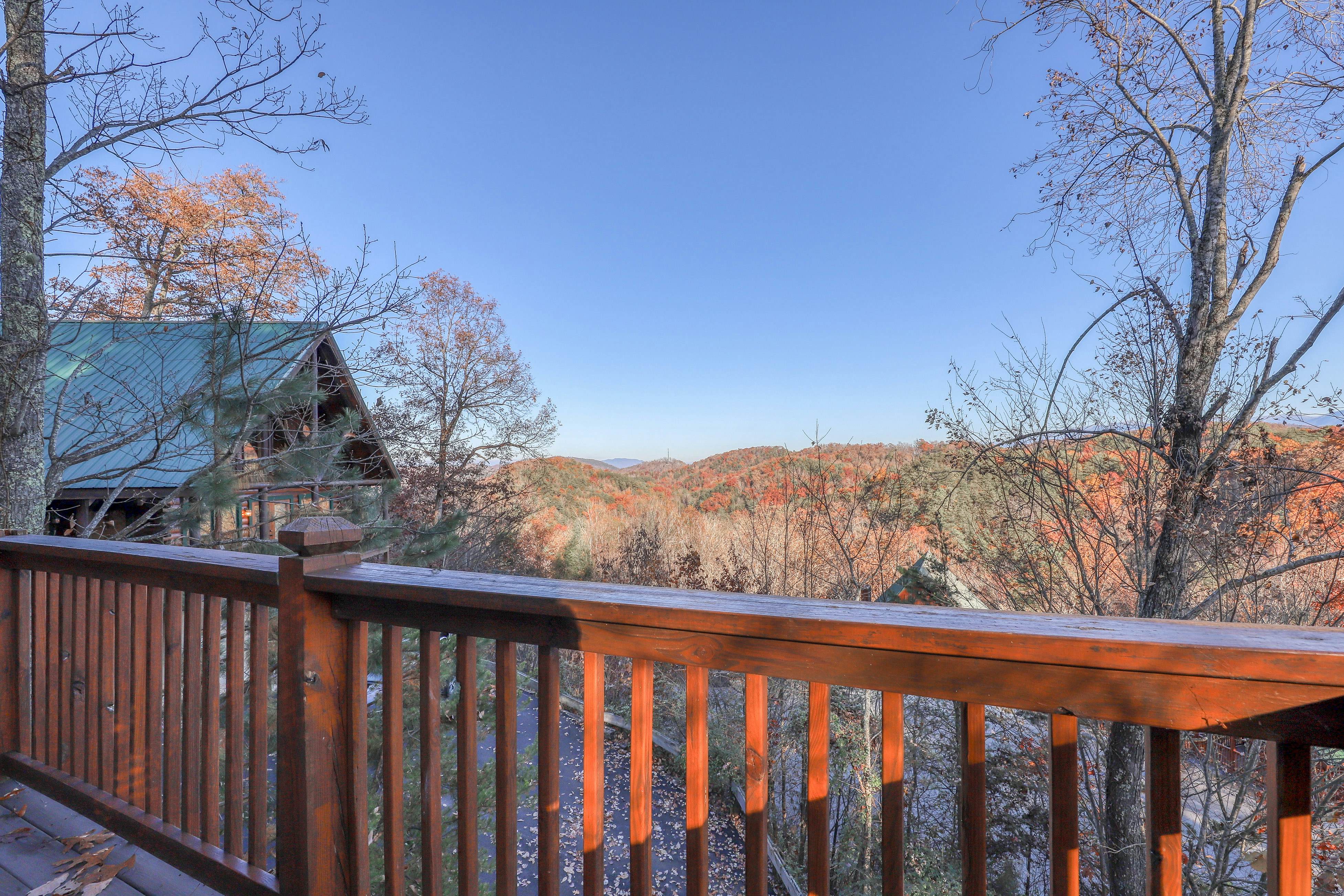 Log cabin w/ Free Attraction Tickets, amazing mountain vistas & private hot tub