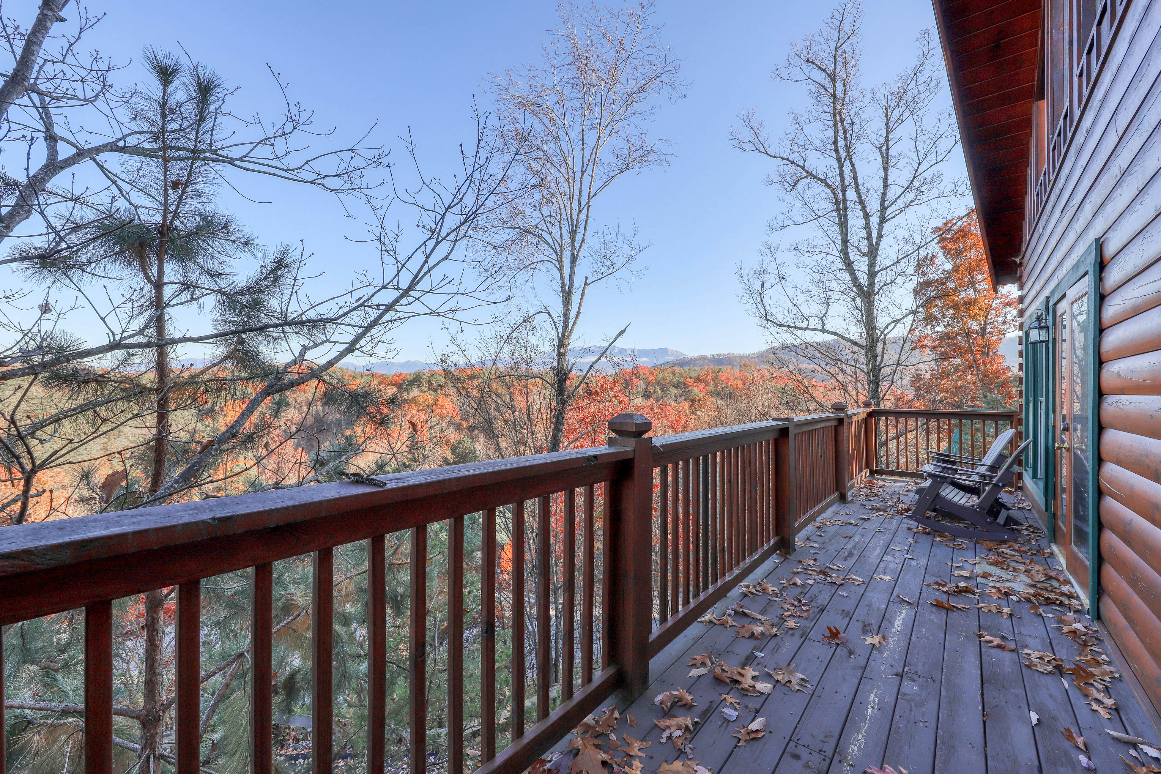 Log cabin w/ Free Attraction Tickets, amazing mountain vistas & private hot tub