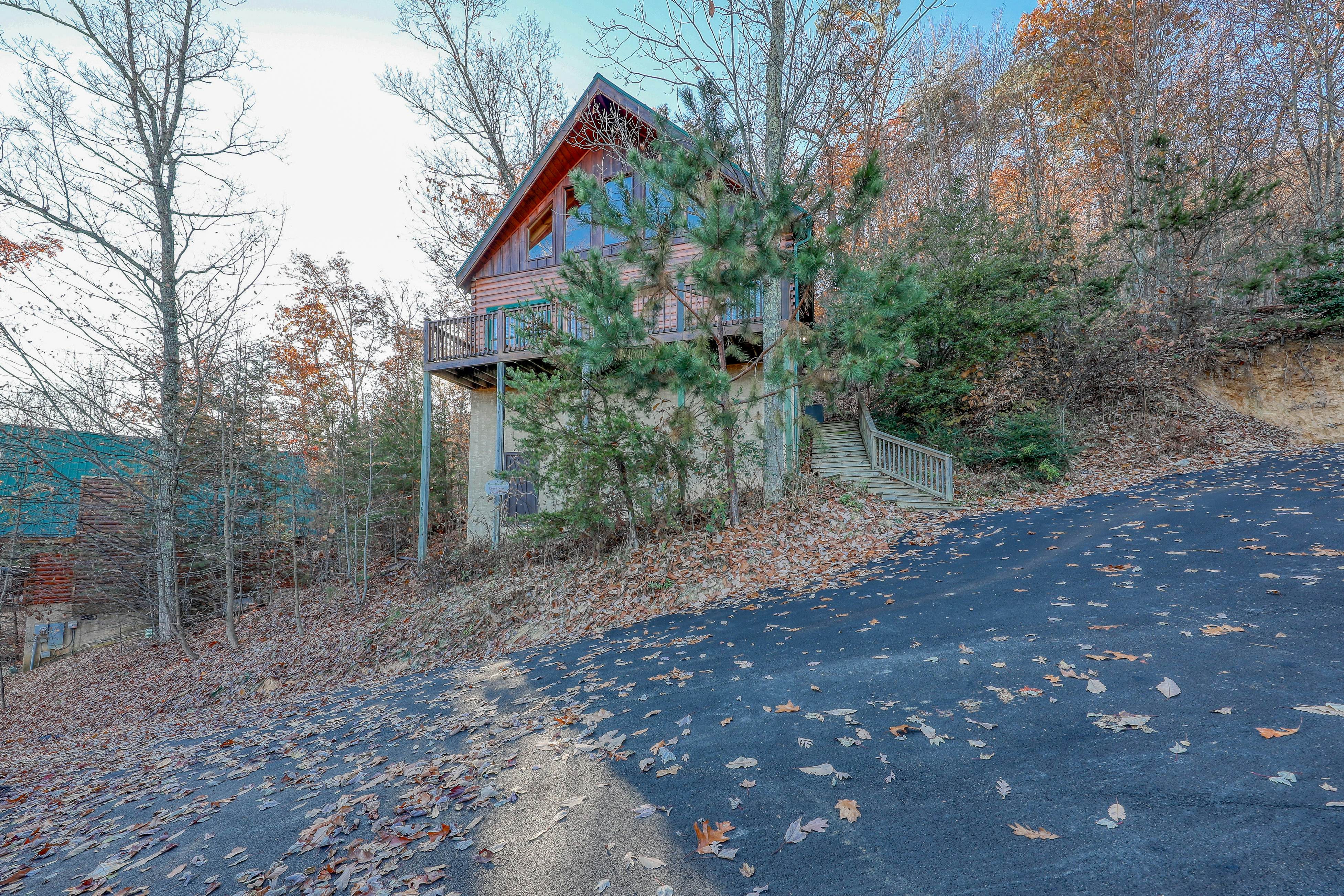 Log cabin w/ Free Attraction Tickets, amazing mountain vistas & private hot tub