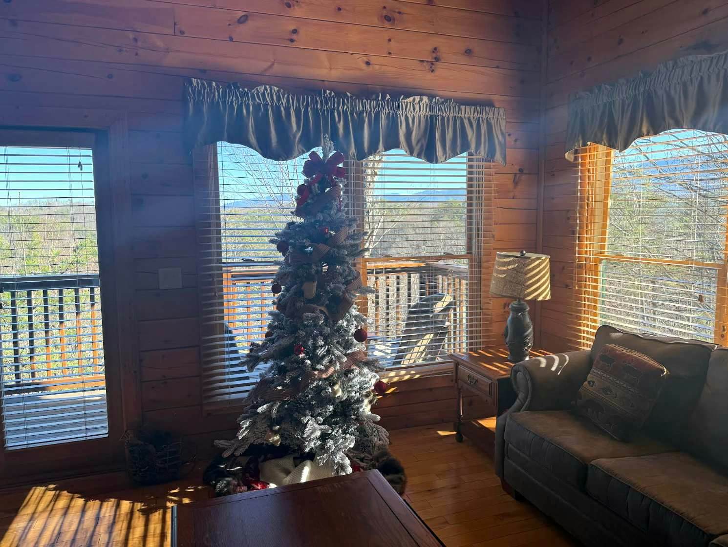 Cozy Log Cabin, Sleeps 4・Amazing Mtn Vista・Hot Tub