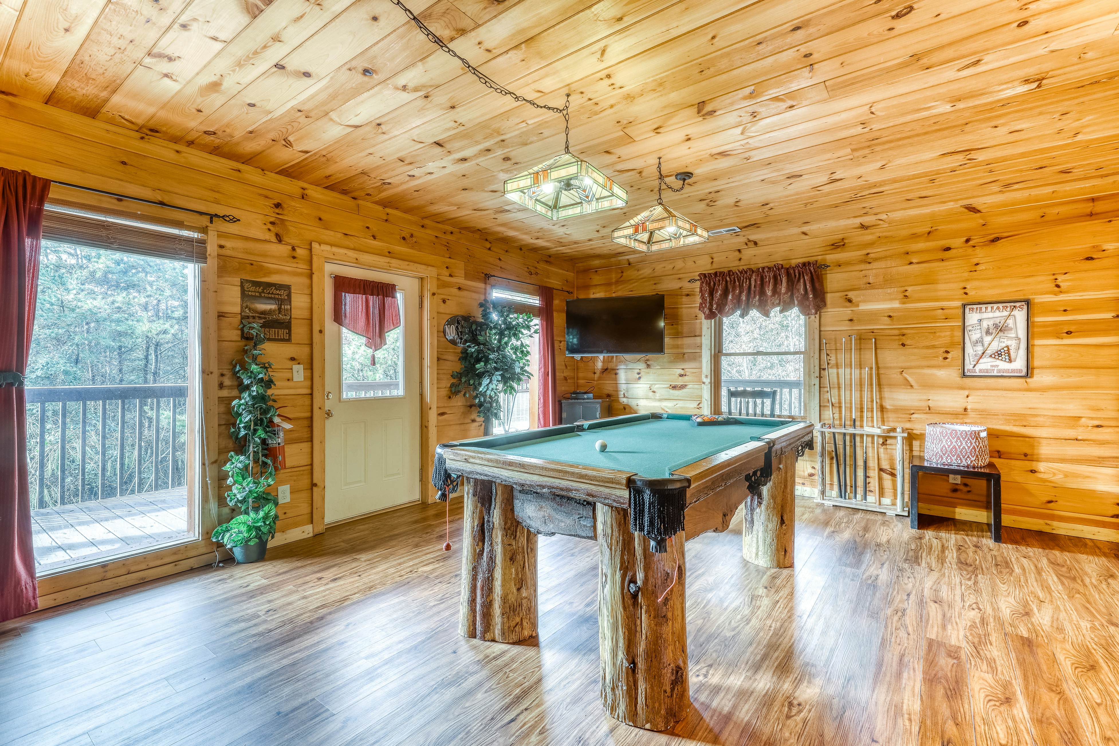 Spacious, Dog Welcome Cabin, Sleeps 8・Mtn Views