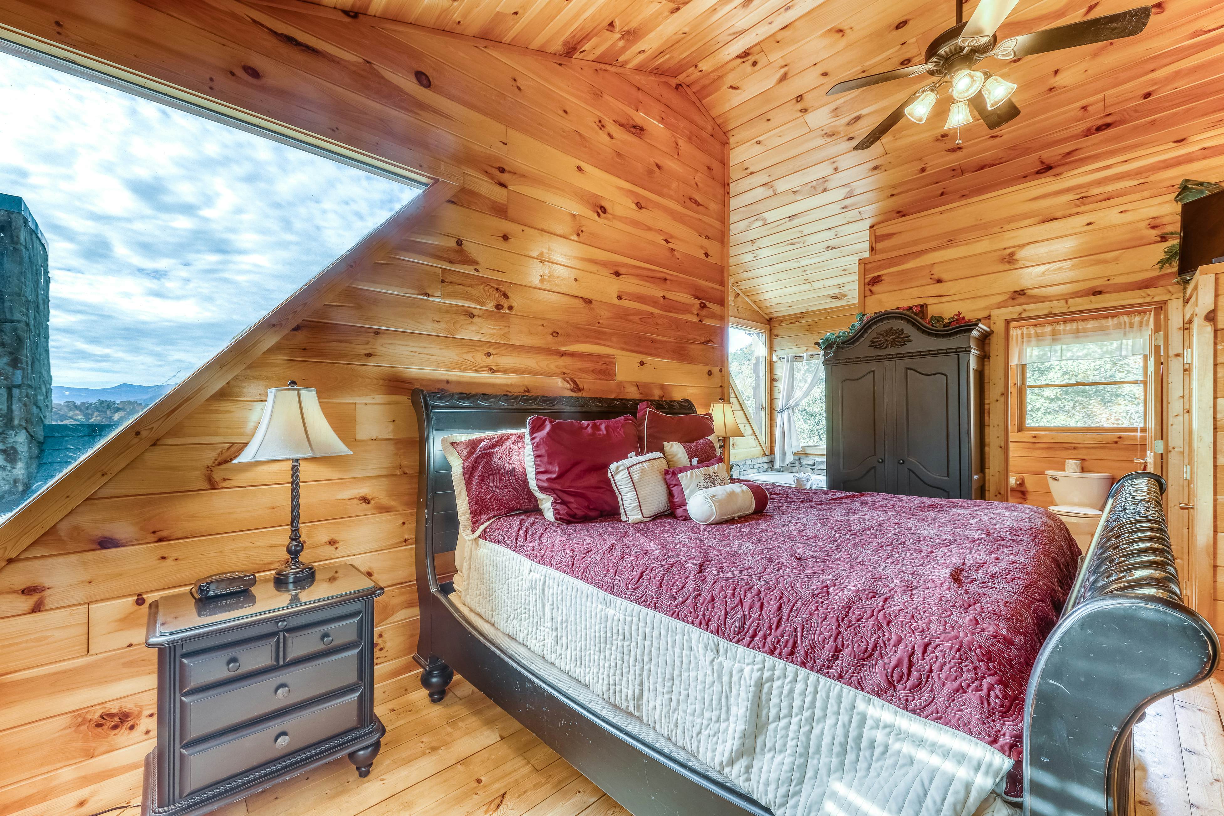 Spacious, Dog Welcome Cabin, Sleeps 8・Mtn Views