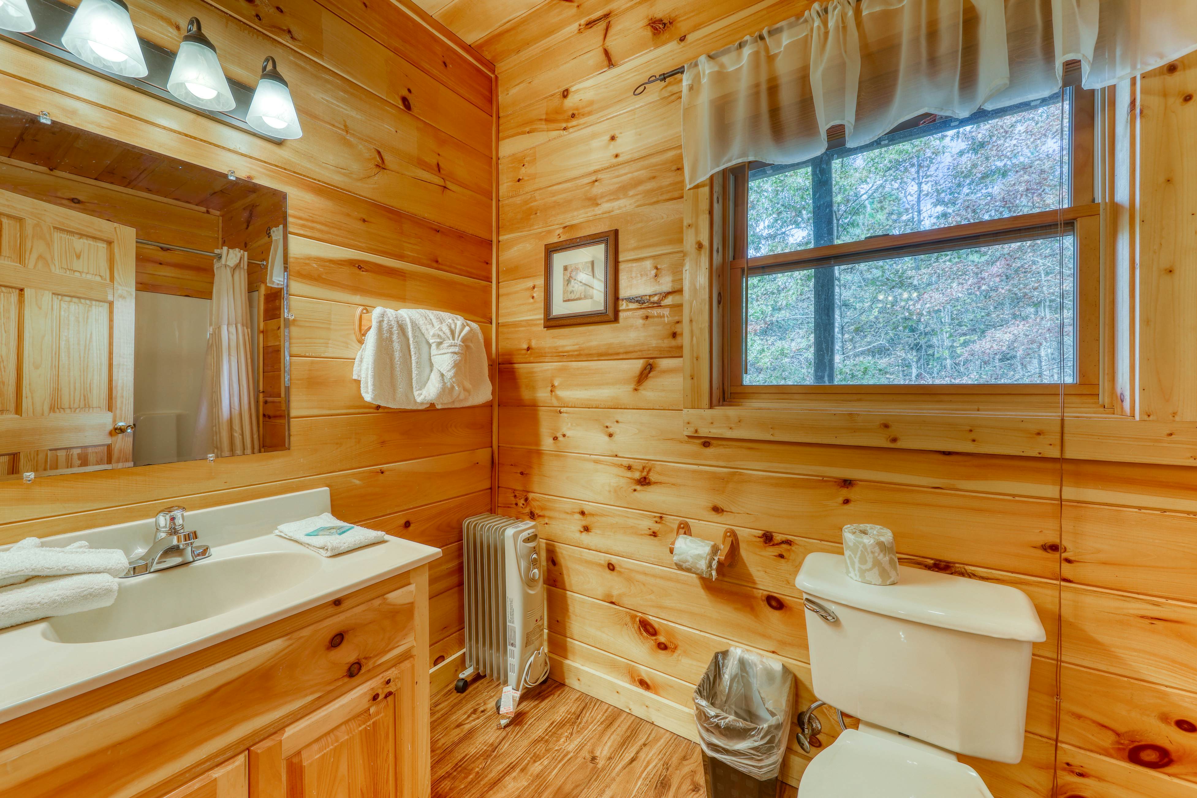 Spacious, Dog Welcome Cabin, Sleeps 8・Mtn Views