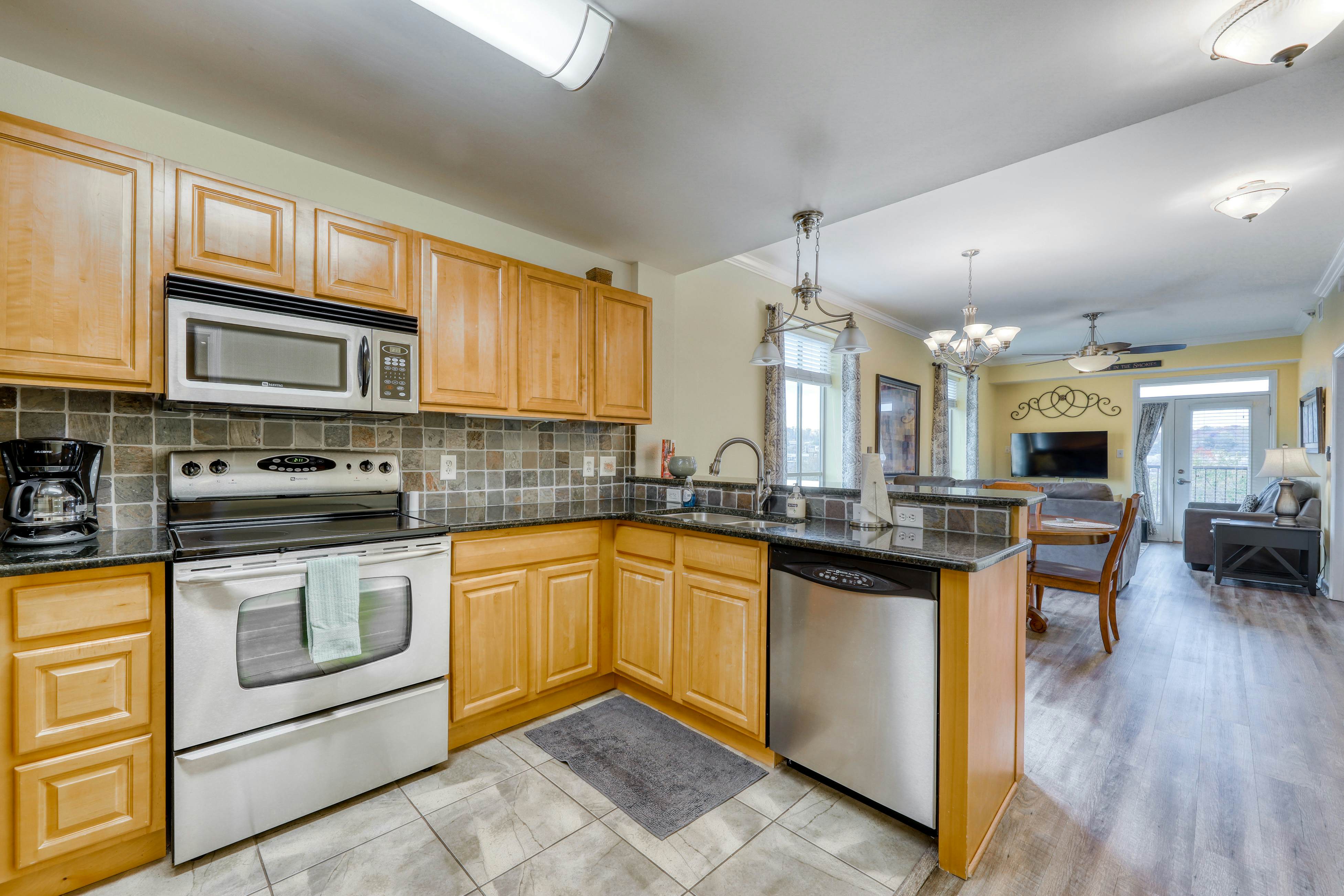 River-view condo w/ community hot tub and outdoor pool + free attraction tickets