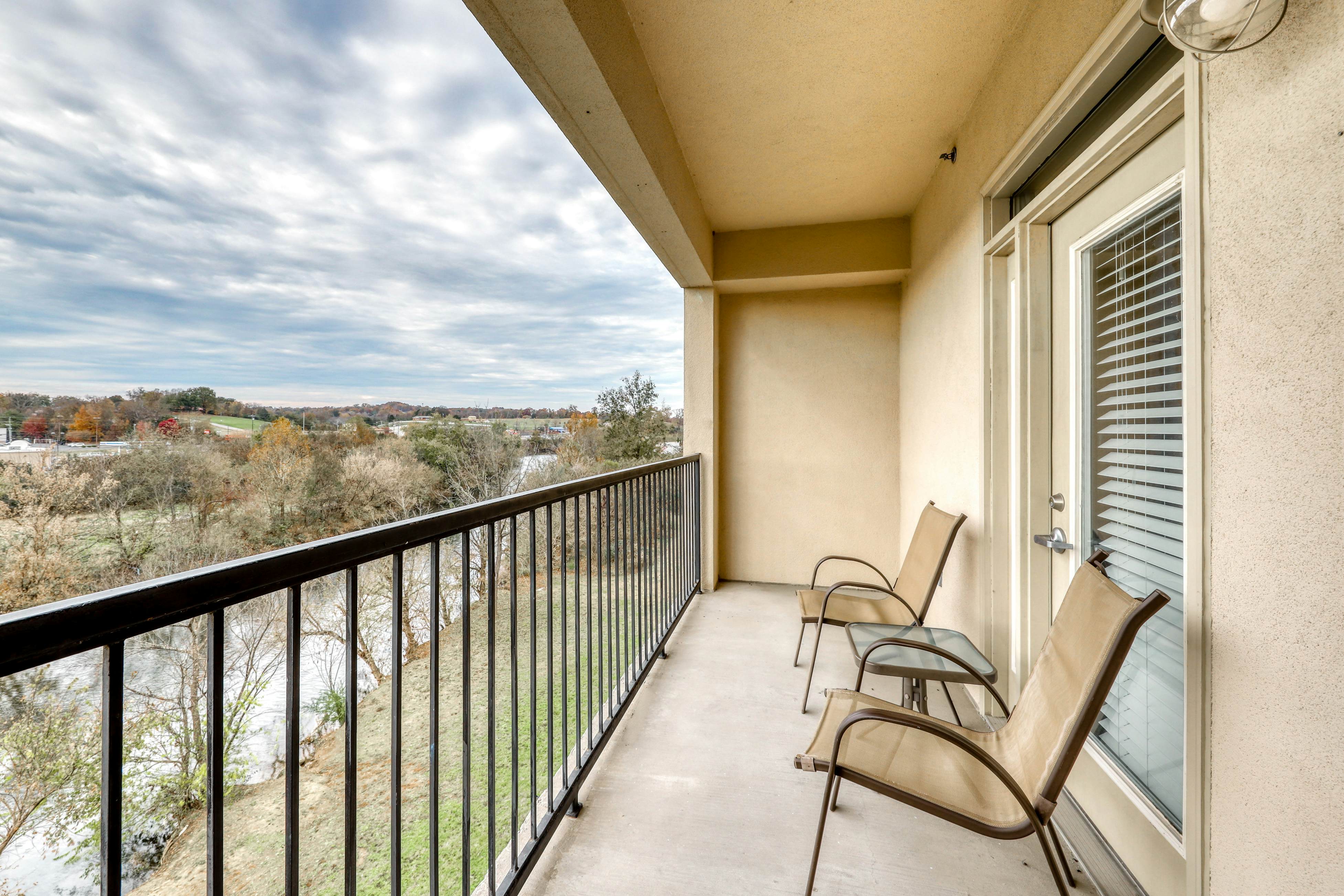 River-view condo w/ community hot tub and outdoor pool + free attraction tickets