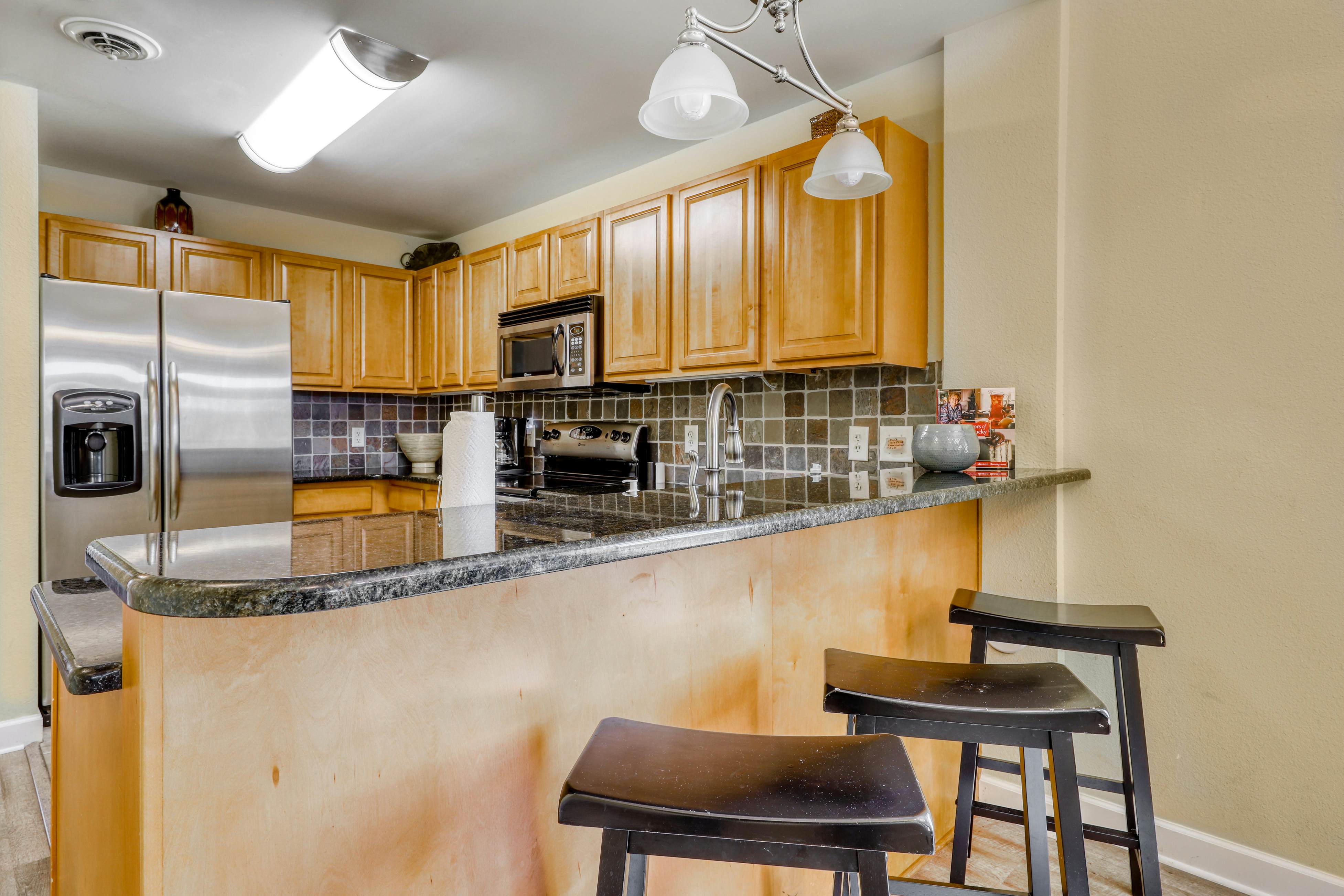 River-view condo w/ community hot tub and outdoor pool + free attraction tickets