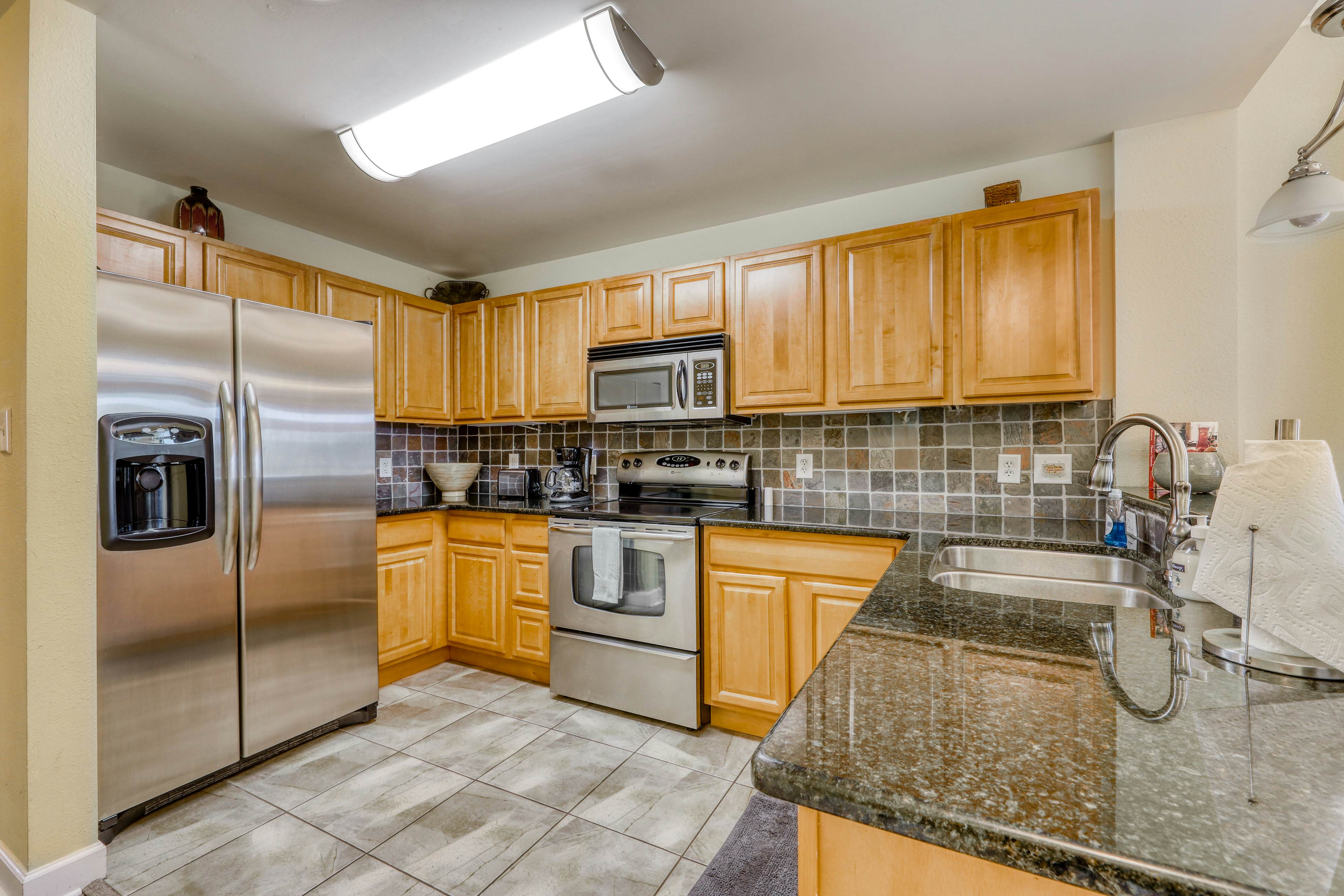 River-view condo w/ community hot tub and outdoor pool + free attraction tickets