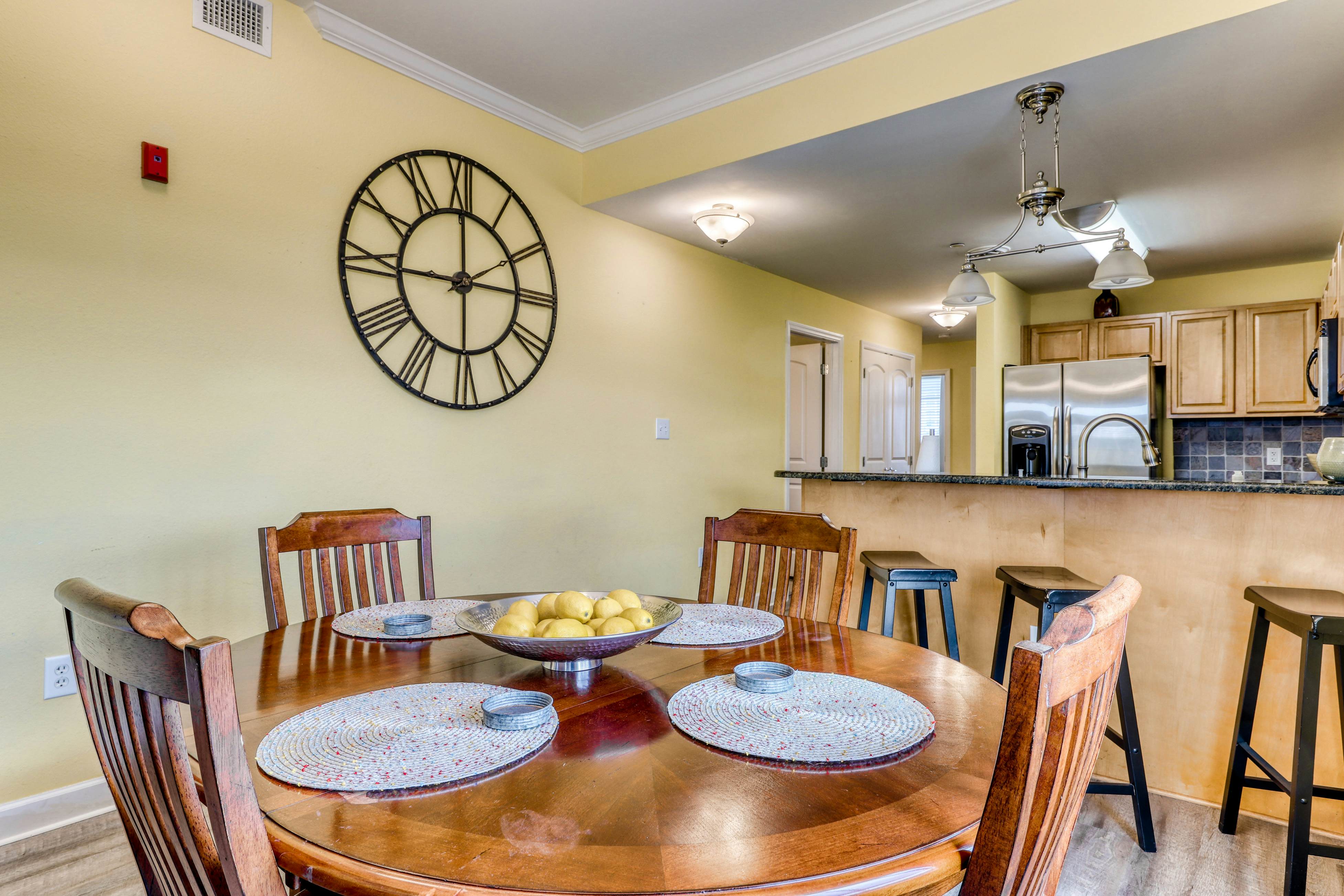 River-view condo w/ community hot tub and outdoor pool + free attraction tickets